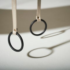 Lussuosa sedia pensile in pelle dorata