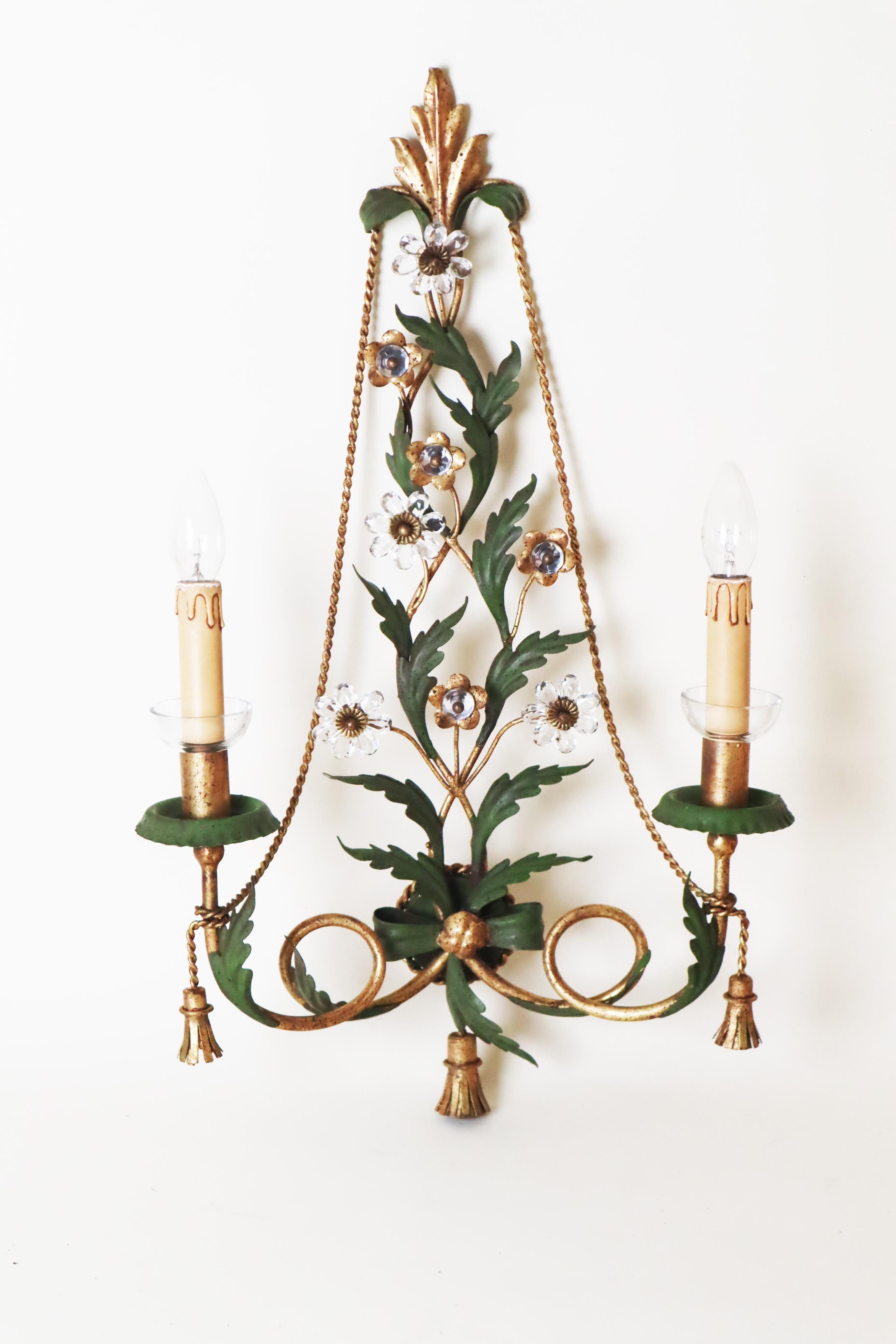 Lujosa Lámpara de Pared Dorada con Flores de Cristal y Borlas Doradas en venta 3