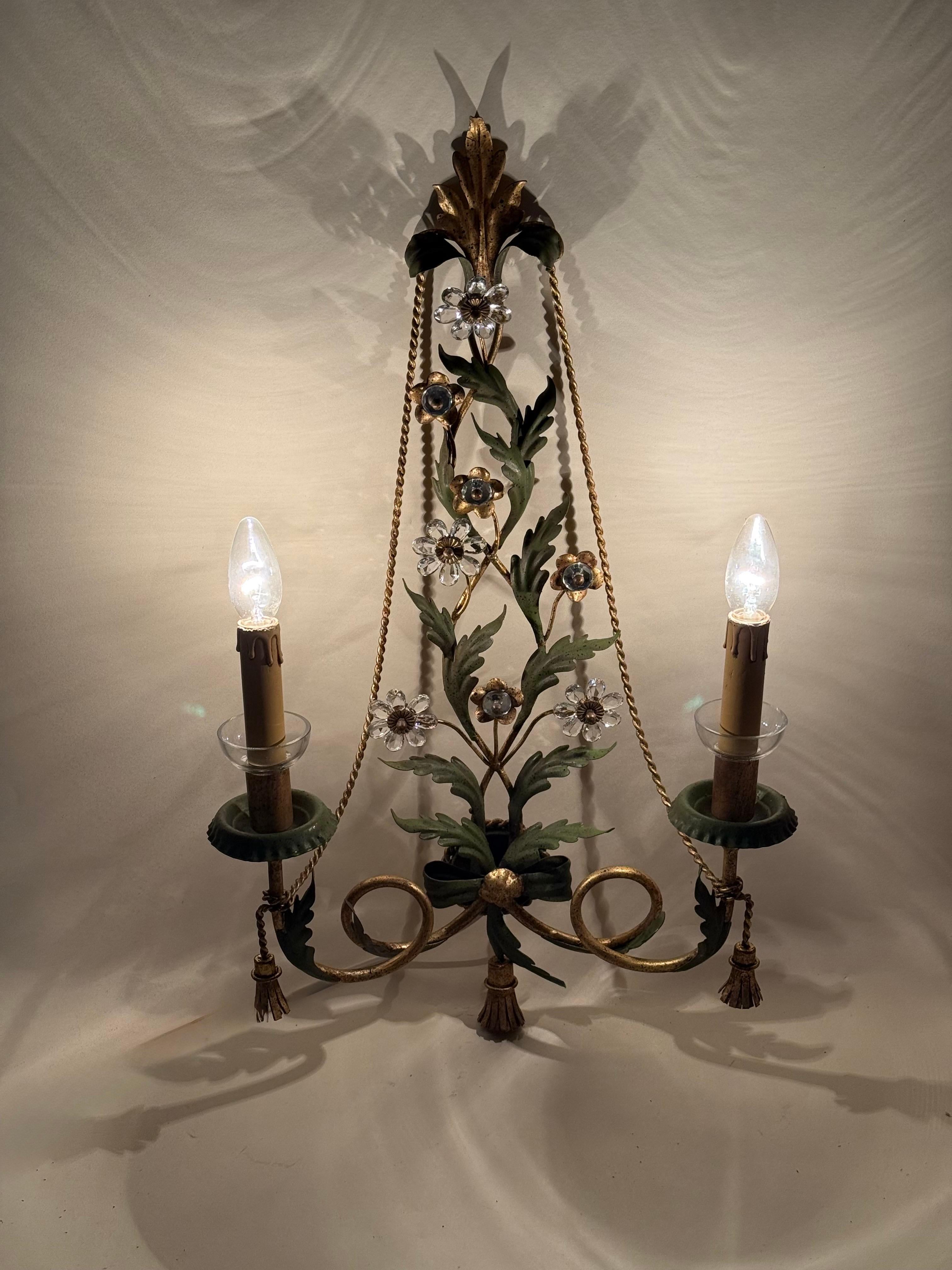 Lujosa Lámpara de Pared Dorada con Flores de Cristal y Borlas Doradas en venta 5