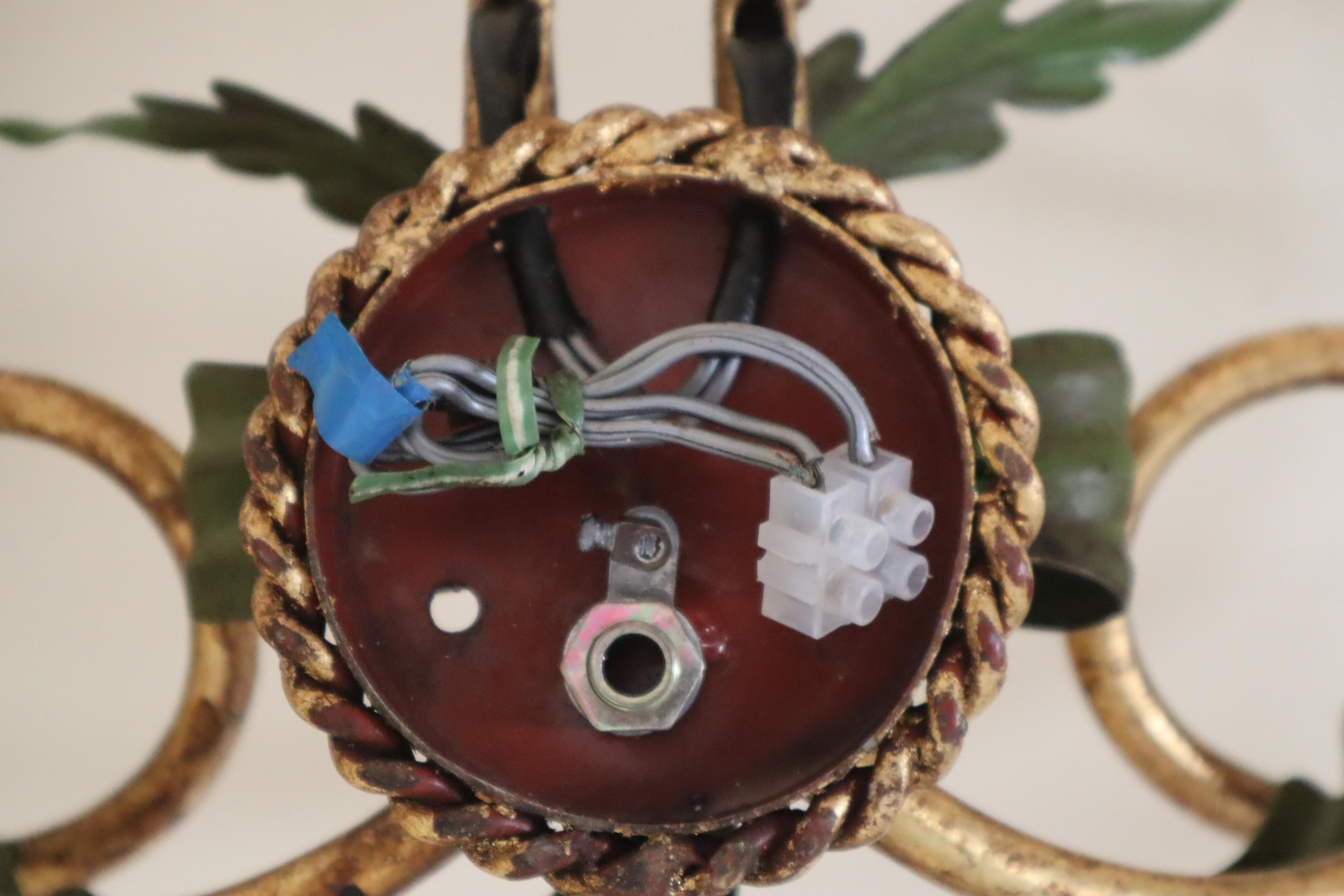 Lujosa Lámpara de Pared Dorada con Flores de Cristal y Borlas Doradas mediados del siglo XX en venta