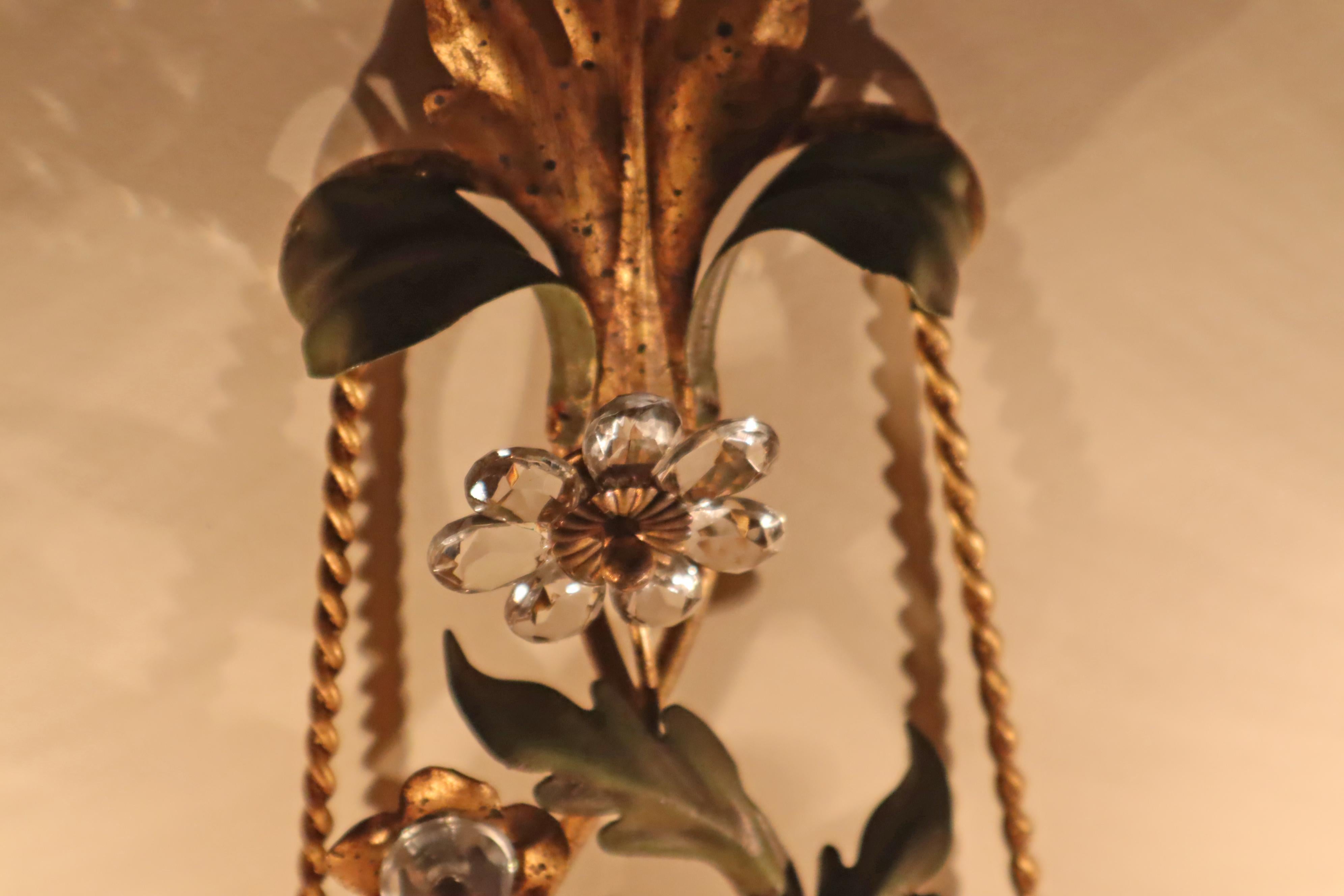 Lujosa Lámpara de Pared Dorada con Flores de Cristal y Borlas Doradas Metal en venta