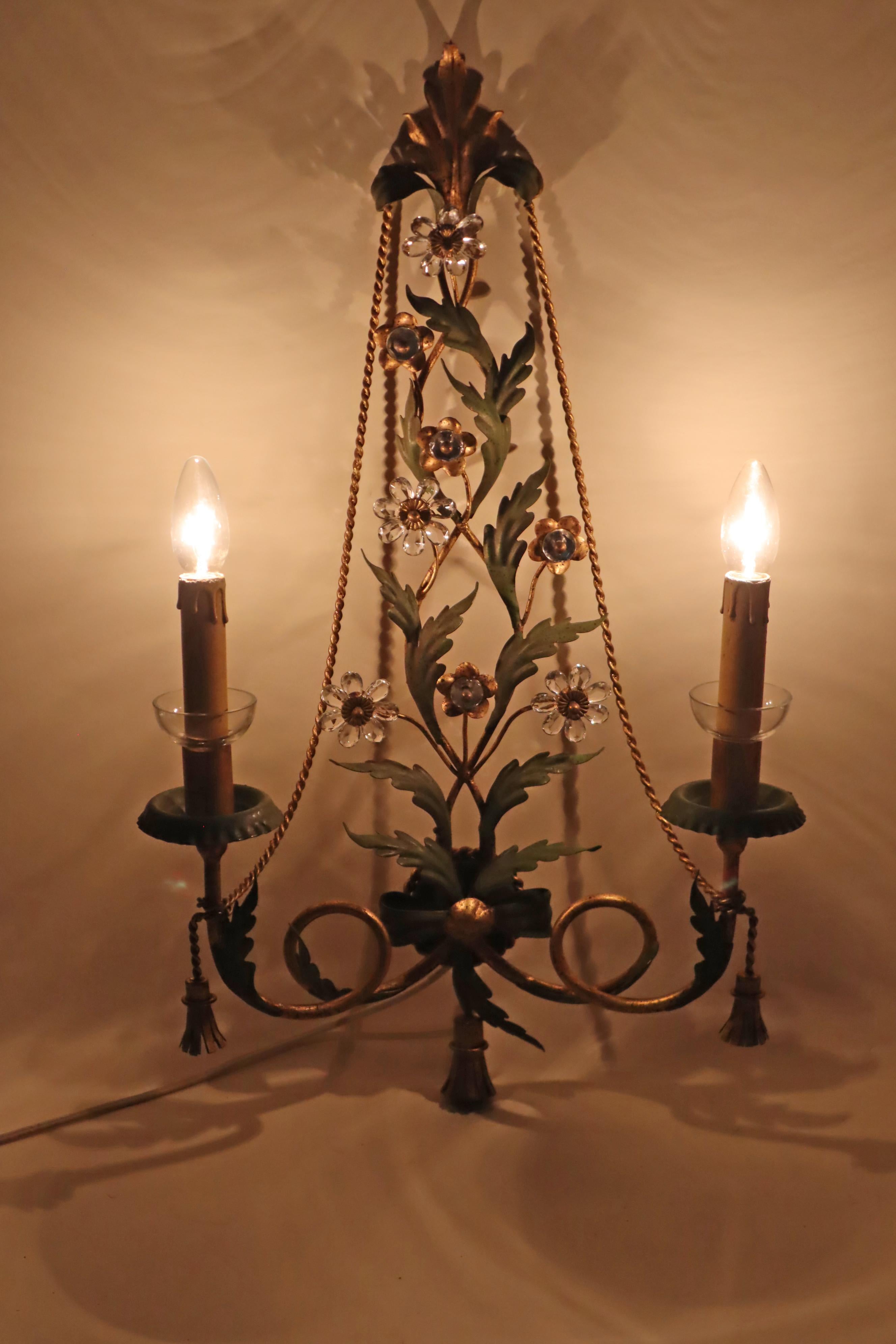 Lujosa Lámpara de Pared Dorada con Flores de Cristal y Borlas Doradas en venta 1