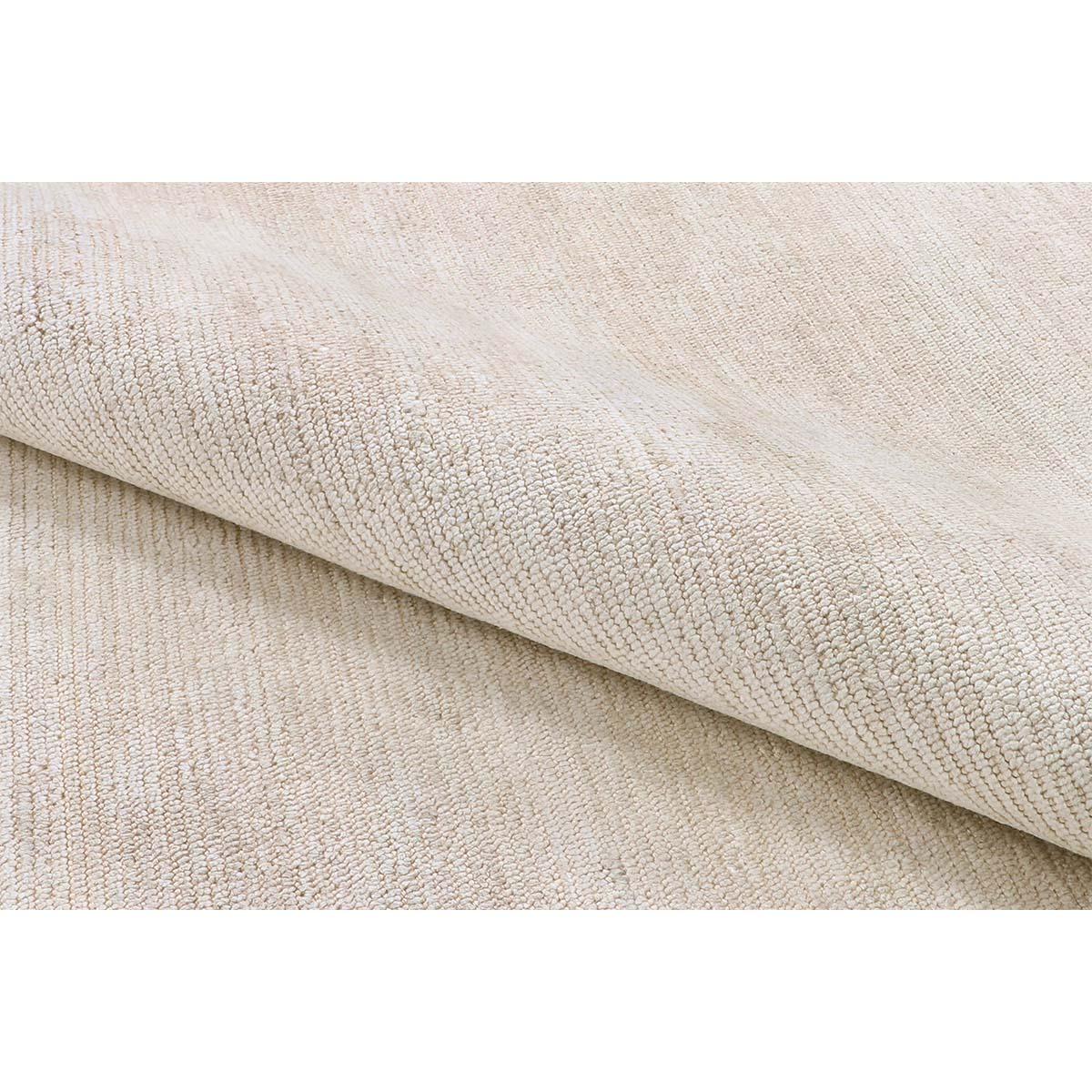 La texture viscose lustrée de ce tapis crème tissé à la main offre une surface aussi douce à la main que riche à l'œil. L'élégance discrète des tons vrais et la construction robuste complètent ce tableau de luxe et de durabilité. Mesures : 8' x