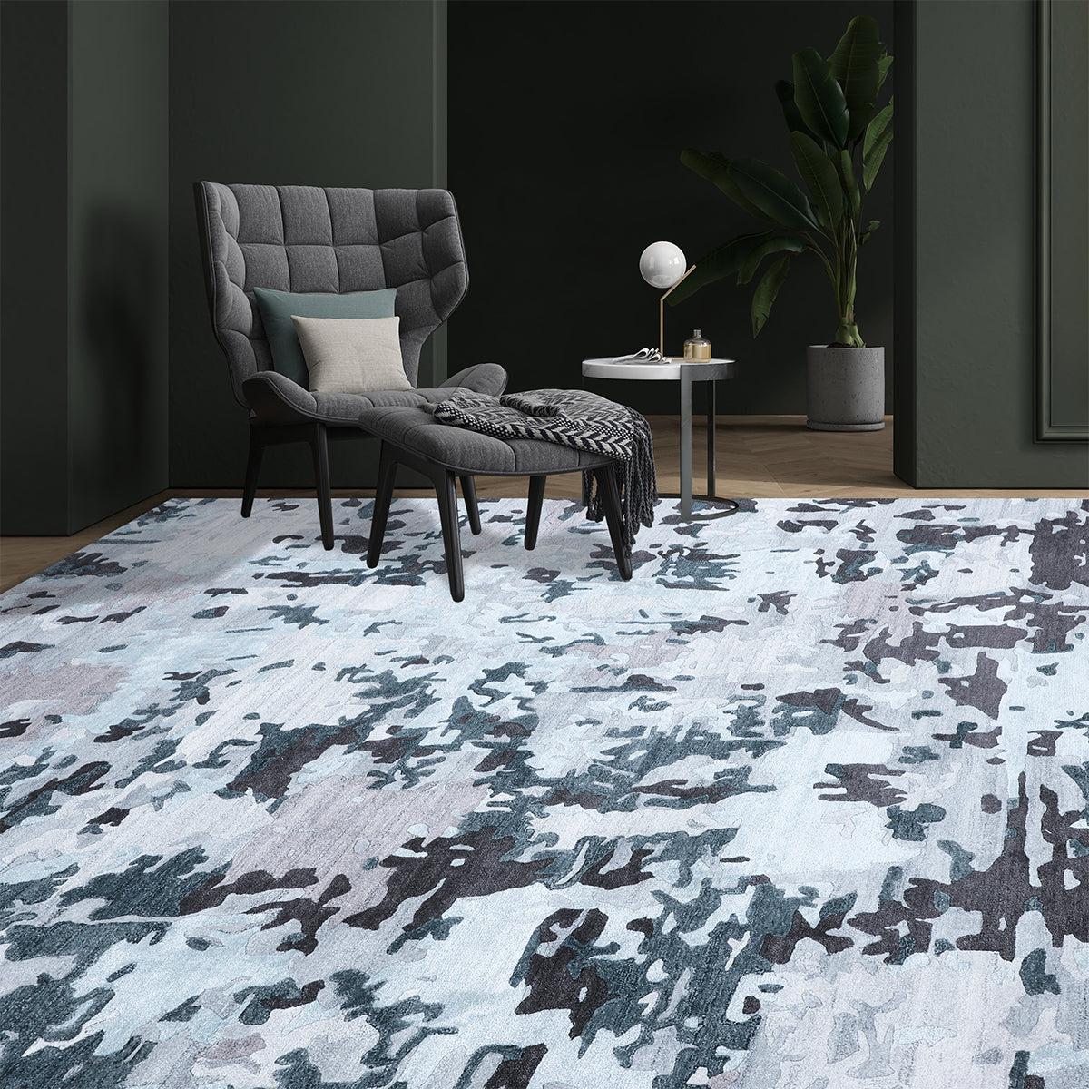 Mit diesen Teppichen im zeitgenössischen Stil wird ein Raum aufgerichtet.  Dieses moderne Dunkelgrau und Hellblau erzeugt zusammen mit der Verwendung von Wolle und Viskose einen weichen und subtilen Effekt mit einem Muster, das im Licht schimmert.