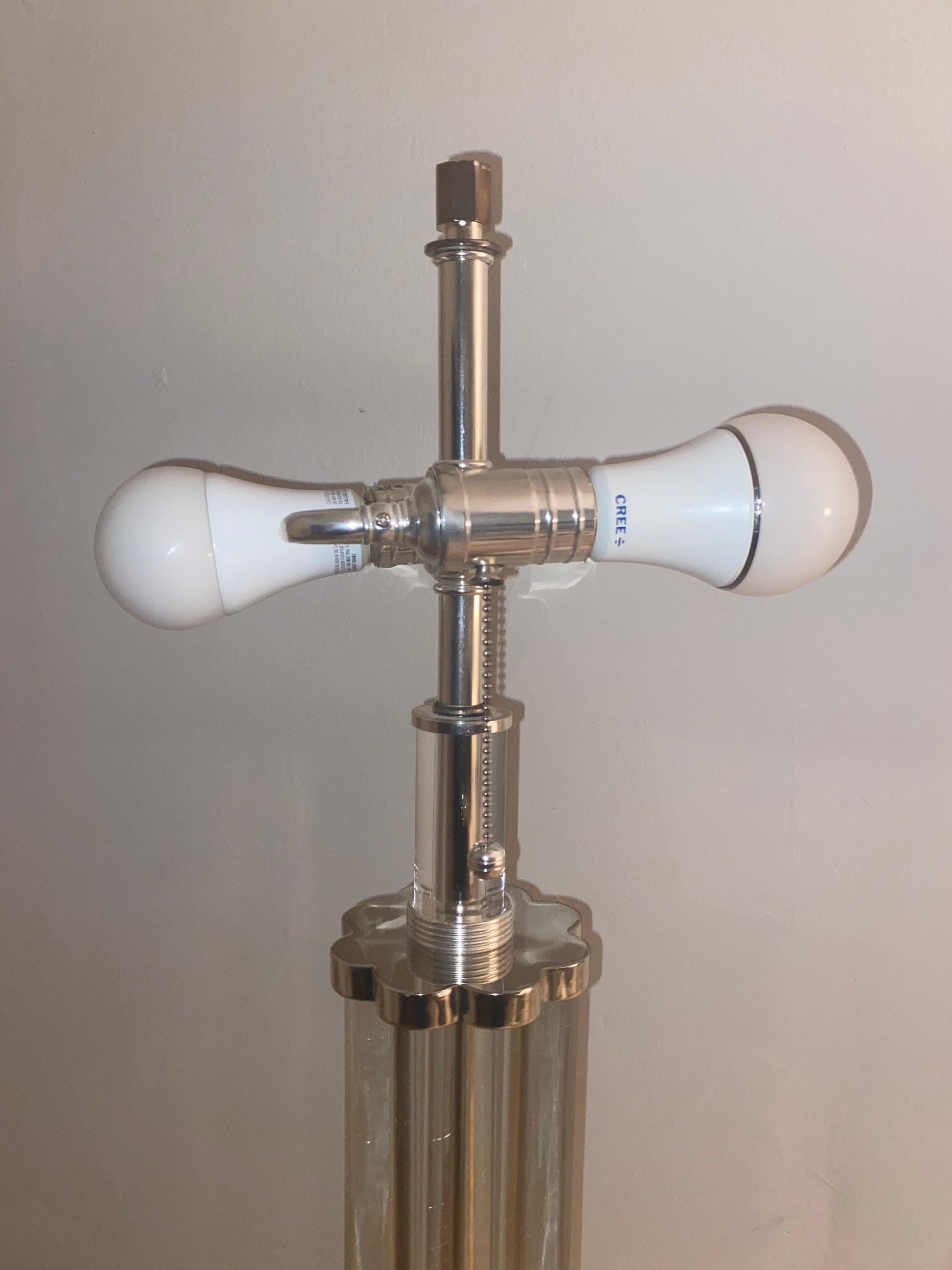 Luxueuse paire de lampadaires Hollywood Regency en cristal et métal Silver en vente 4
