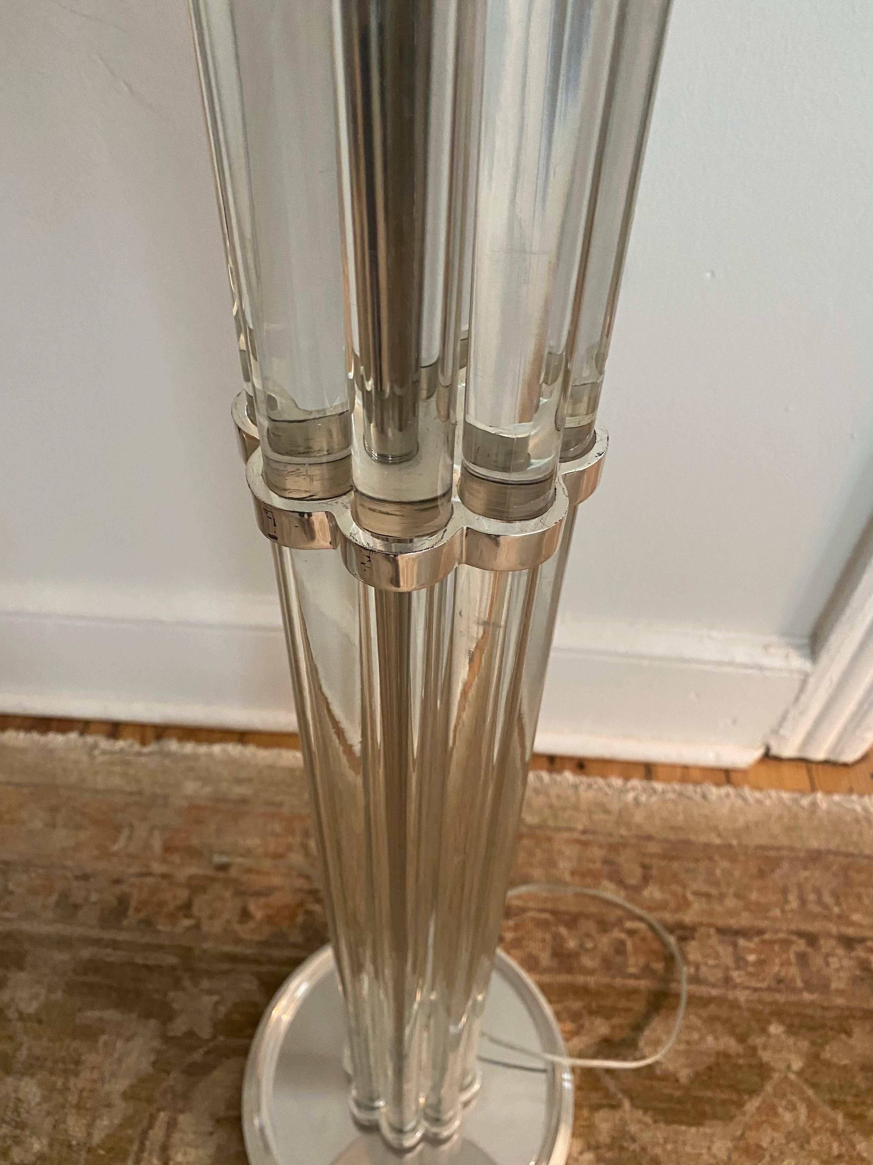 Paire d'élégants lampadaires lourds et luxueux de style moderne du milieu du siècle dernier au look moderne intemporel composés de cristal massif et de métal argenté laqué avec des références au style Art déco. La colonne centrale se compose d'un