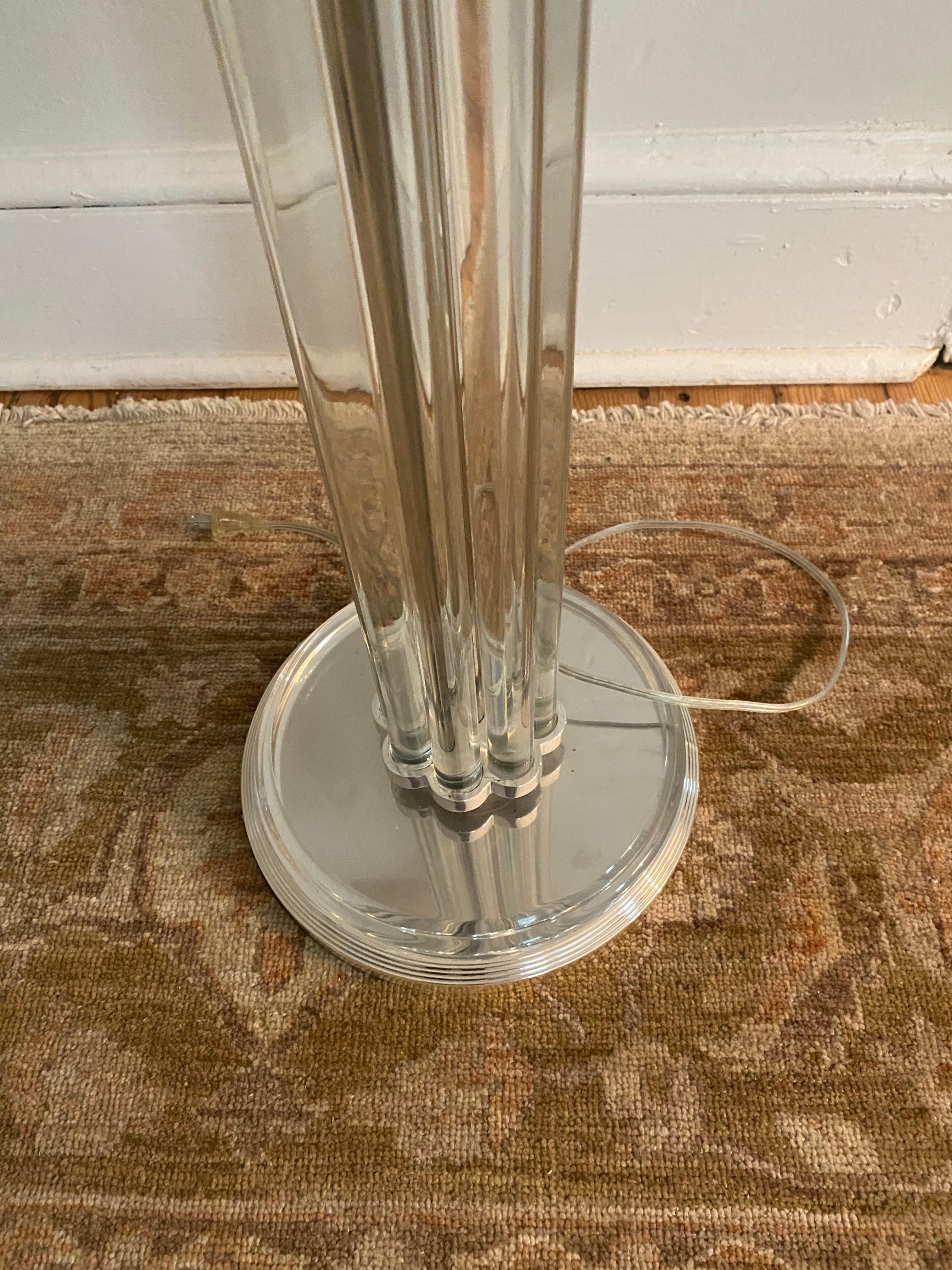 Américain Luxueuse paire de lampadaires Hollywood Regency en cristal et métal Silver en vente