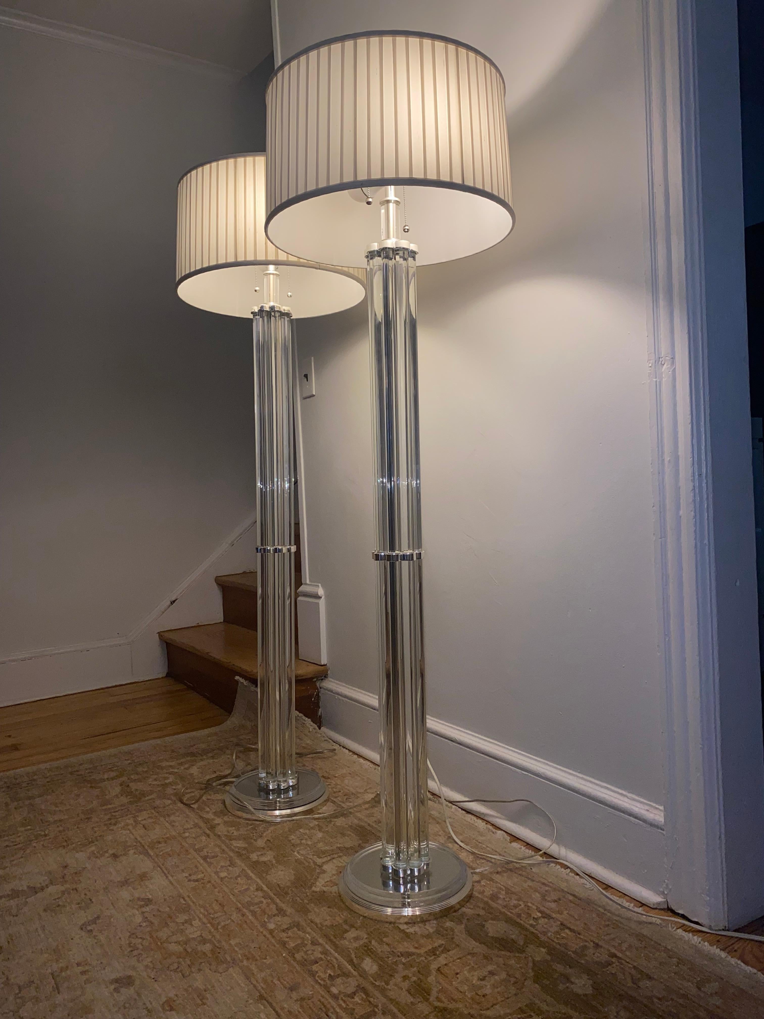 Luxueuse paire de lampadaires Hollywood Regency en cristal et métal Silver Bon état - En vente à Hopewell, NJ