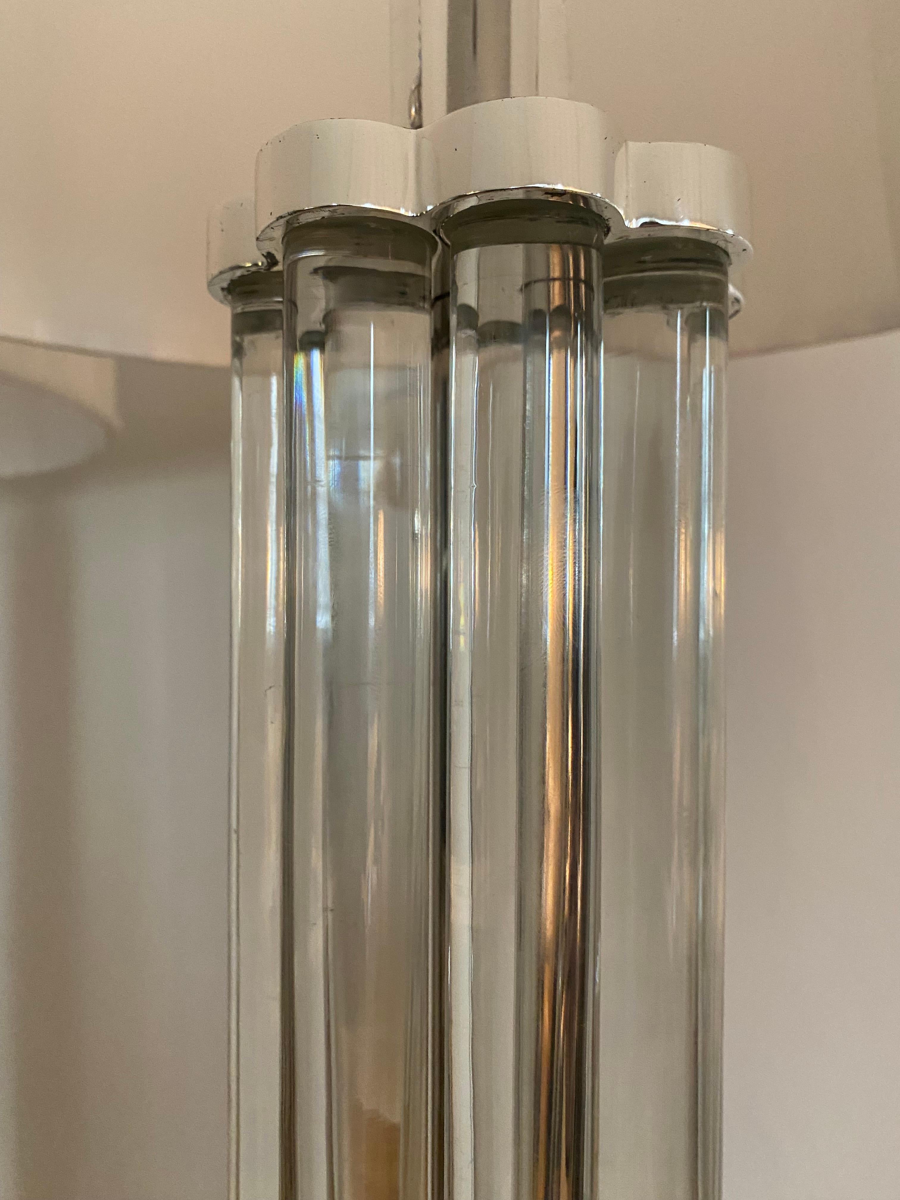 Cristal Luxueuse paire de lampadaires Hollywood Regency en cristal et métal Silver en vente