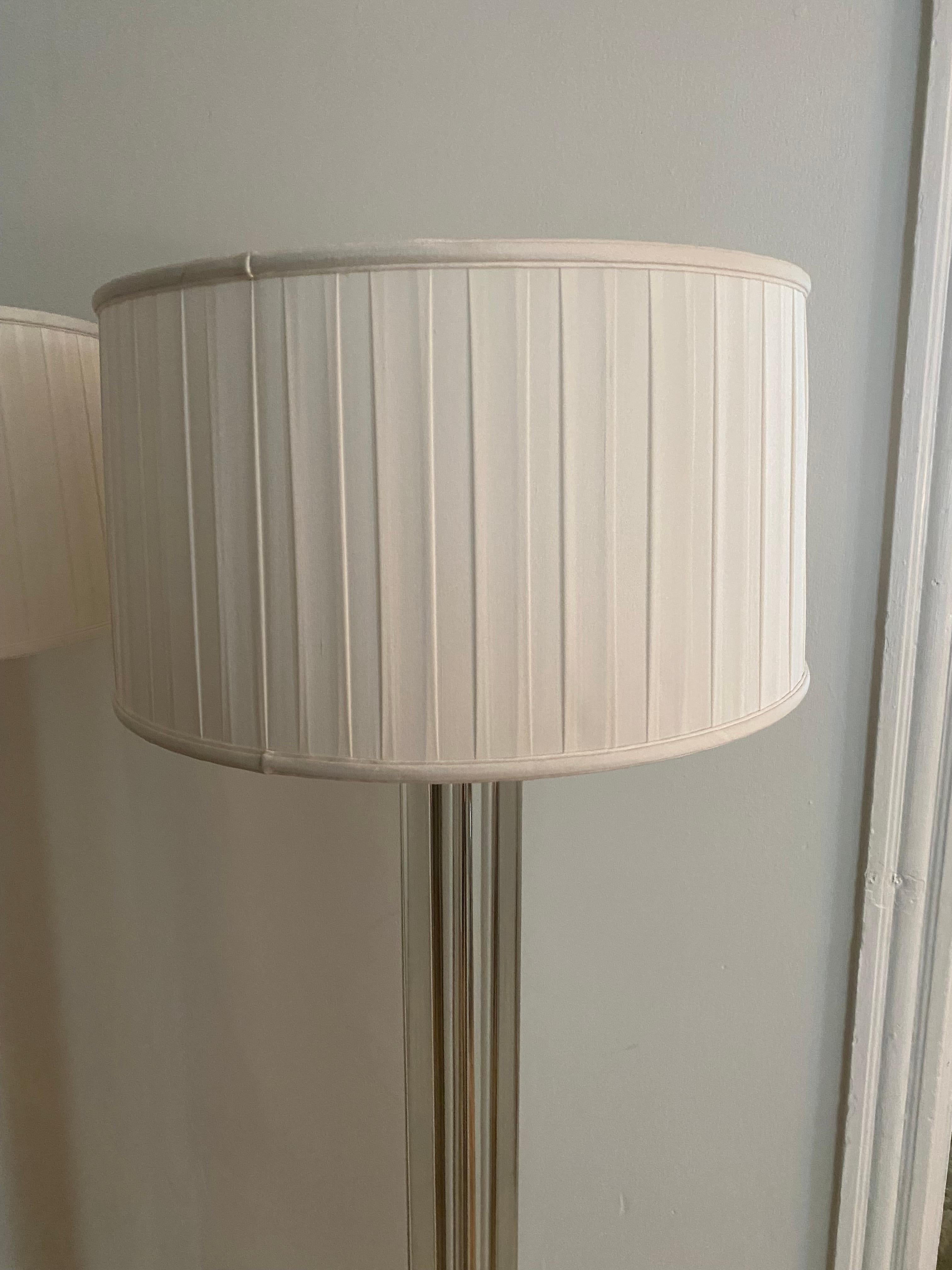 Luxueuse paire de lampadaires Hollywood Regency en cristal et métal Silver en vente 1