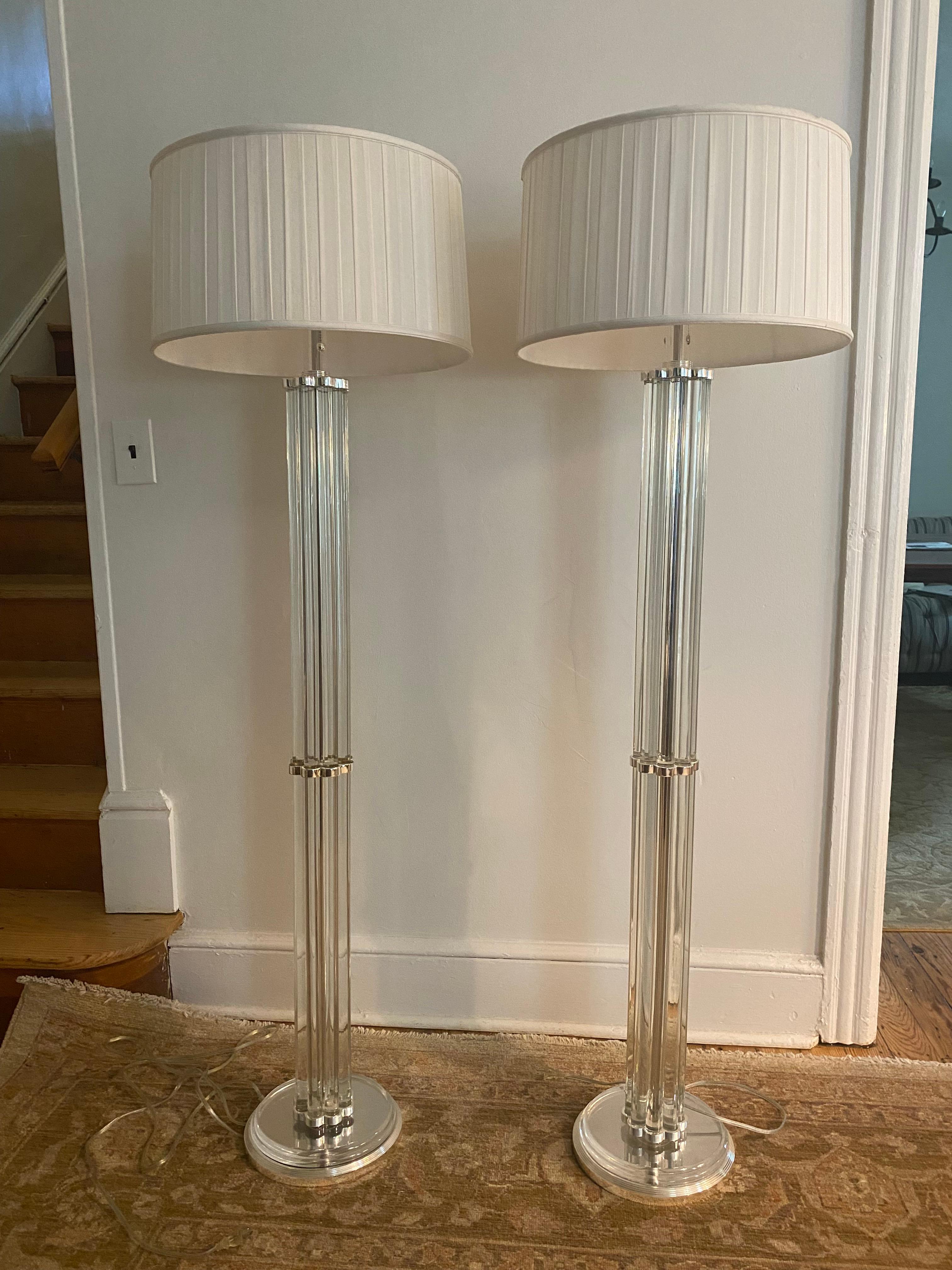 Luxueuse paire de lampadaires Hollywood Regency en cristal et métal Silver en vente 2