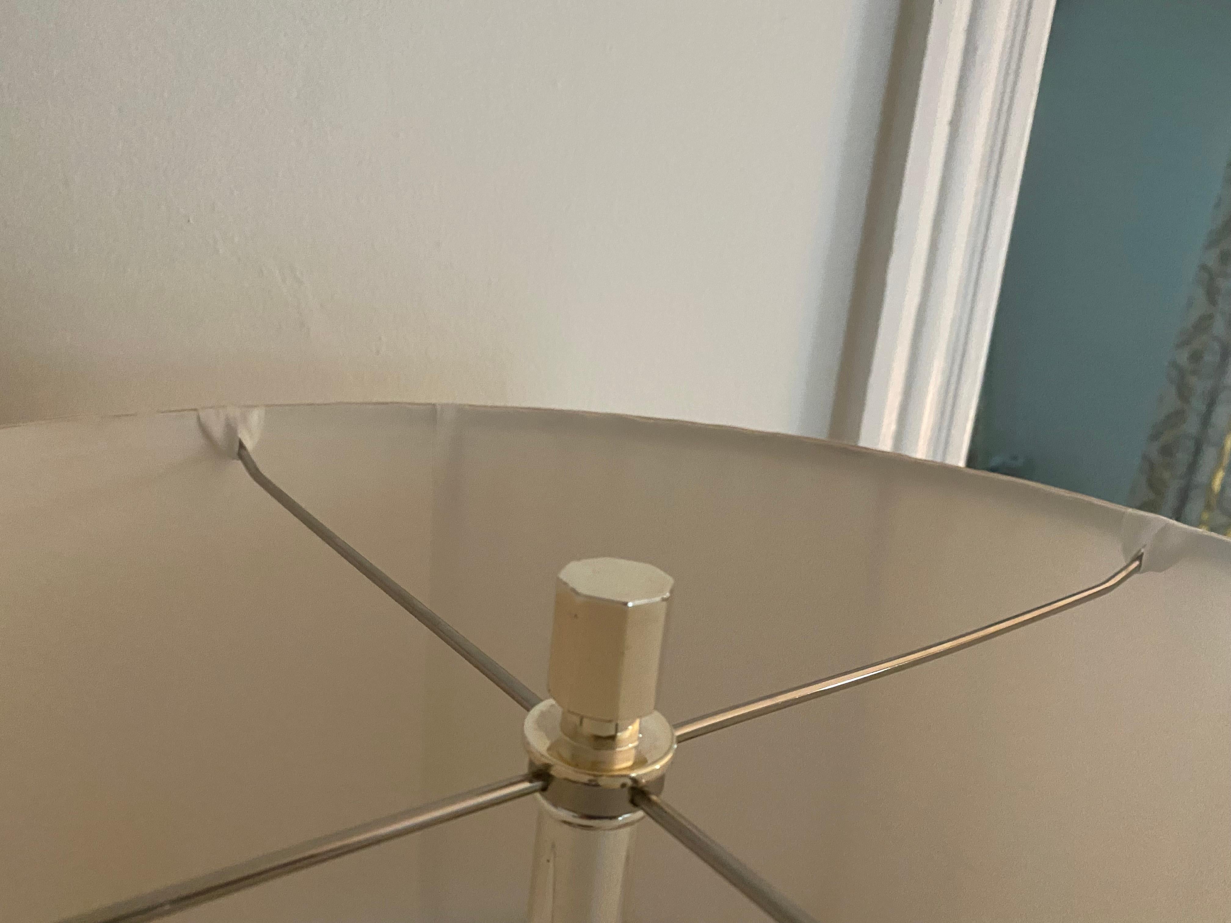 Luxueuse paire de lampadaires Hollywood Regency en cristal et métal Silver en vente 3