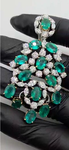 Luxurious Italian 7 cm Cluster Earrings in White Gold with 30 ct Emeralds