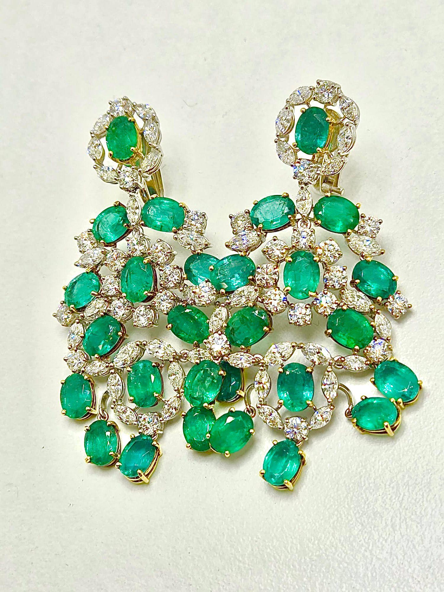 Lujosos Pendientes Racimo Italianos de Oro Blanco de 7 cm con Esmeraldas de 30 ct en venta 1