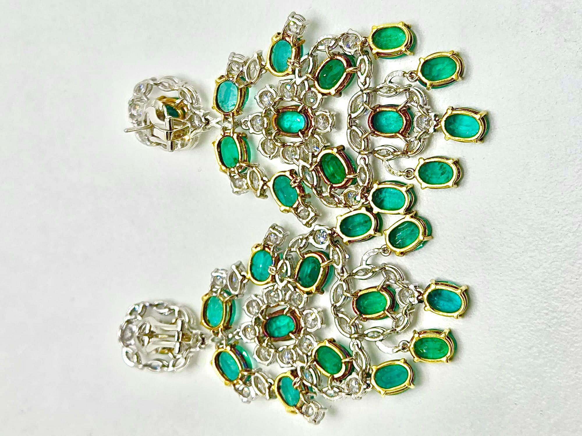 Lujosos Pendientes Racimo Italianos de Oro Blanco de 7 cm con Esmeraldas de 30 ct en venta 2