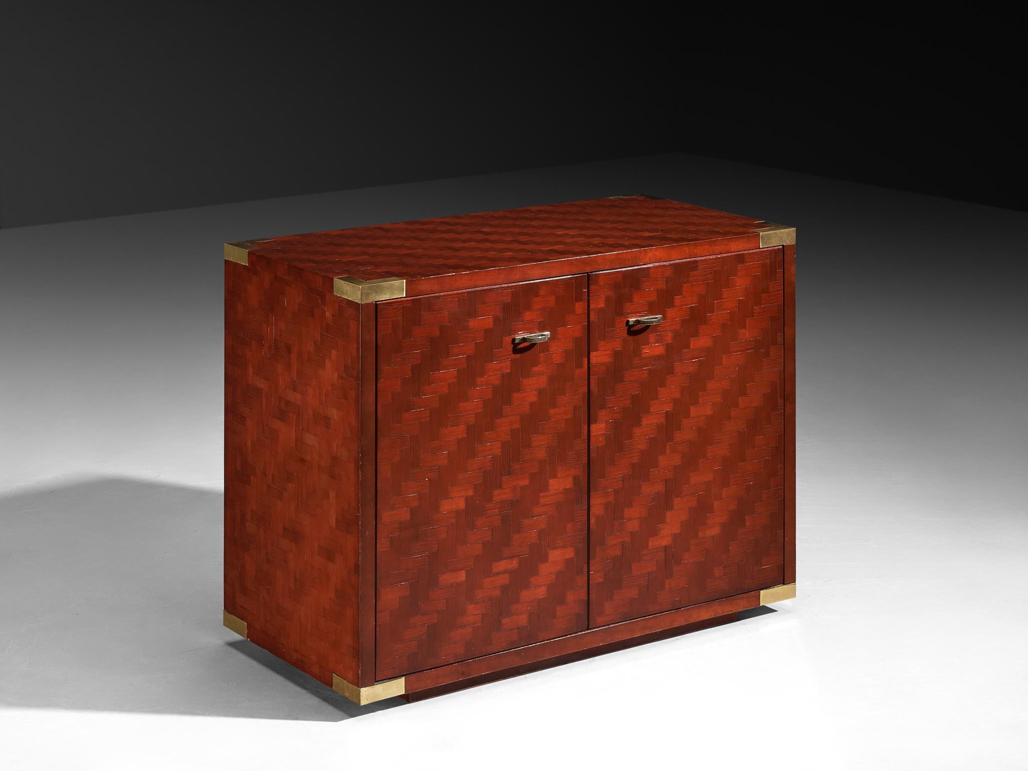 Mobile, bambù e frassino laccato, ottone, Italia, anni '70. 

Questo mobile glamour, risalente agli anni '70, ha una forma geometrica compatta che è allo stesso tempo semplice e decisa. Tuttavia l'essenza risiede nella geometria del bambù, che gli