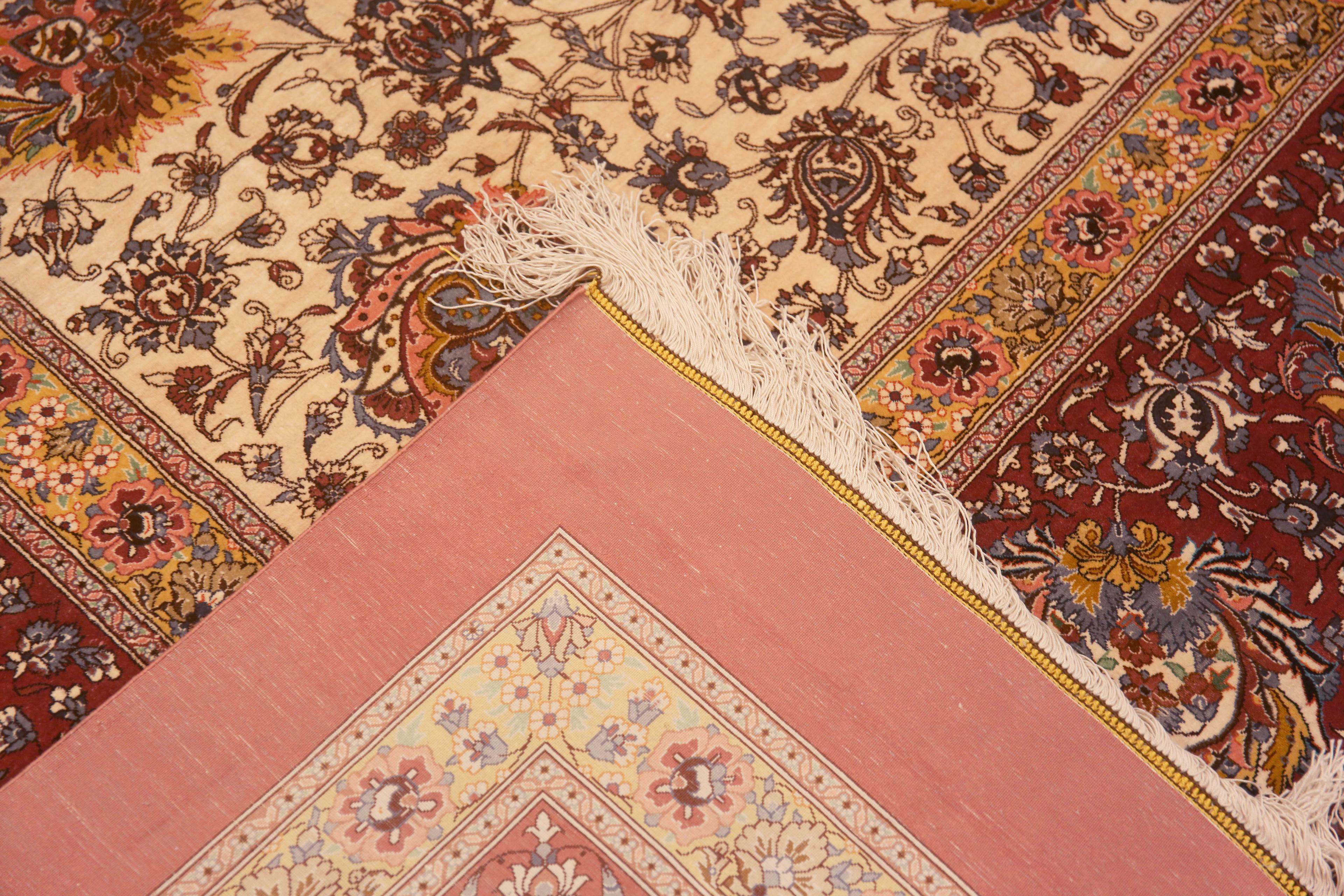 Preciosa Alfombra Persa Qum de Seda Vintage con Diseño Floral Allover en Marfil, tamaño de la habitación, país de origen: Alfombras persas, Fecha circa: Vintage