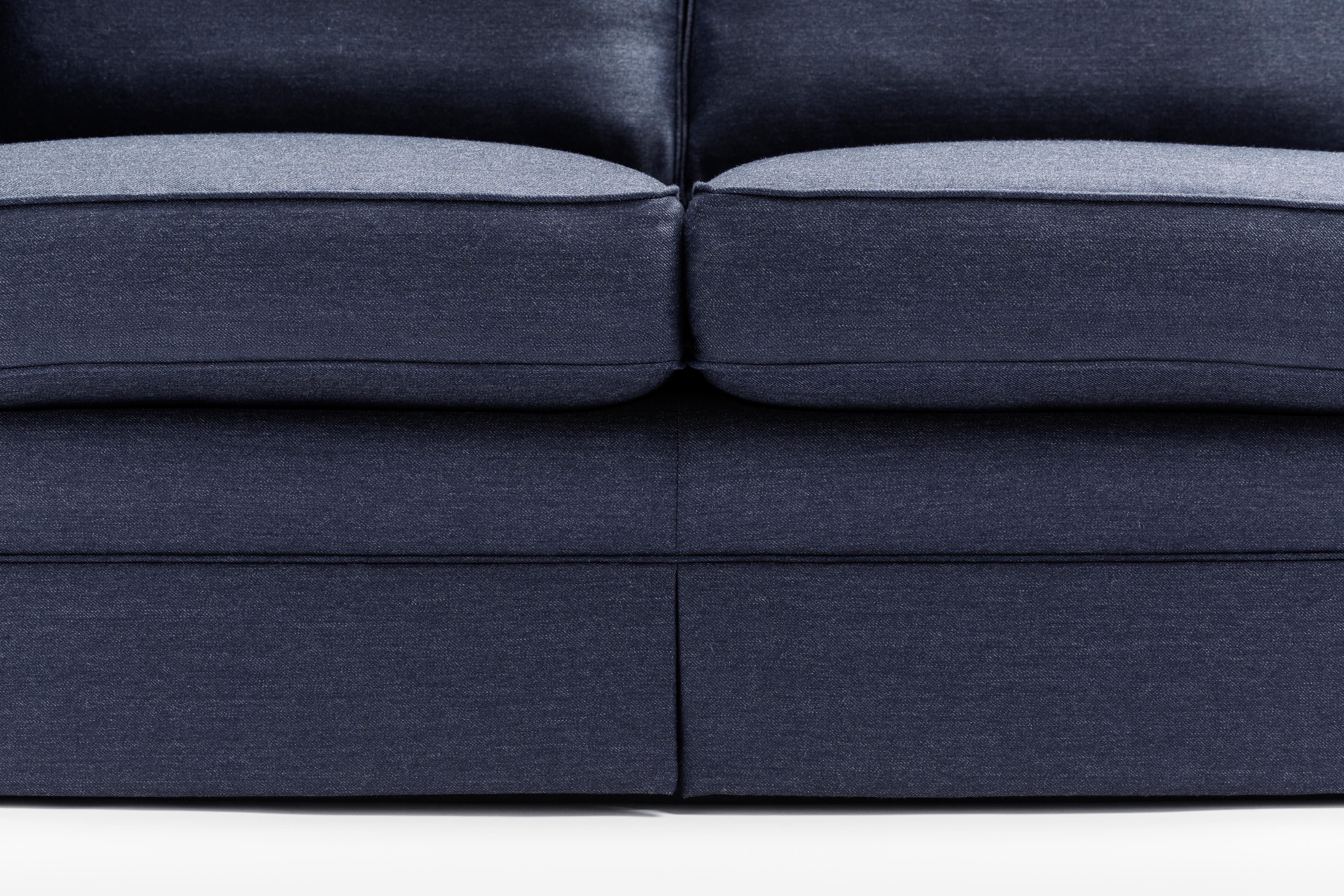 Wir möchten, dass Sie Ihren perfekten Partner kennen lernen: das luxuriöse Enchanté Modular Sofa mit seinem Gestell aus massiver Buche und der fein gearbeiteten Polsterung aus reinem Wollstoff. 

Der Enchanté bringt die traditionelle Sockelbasis