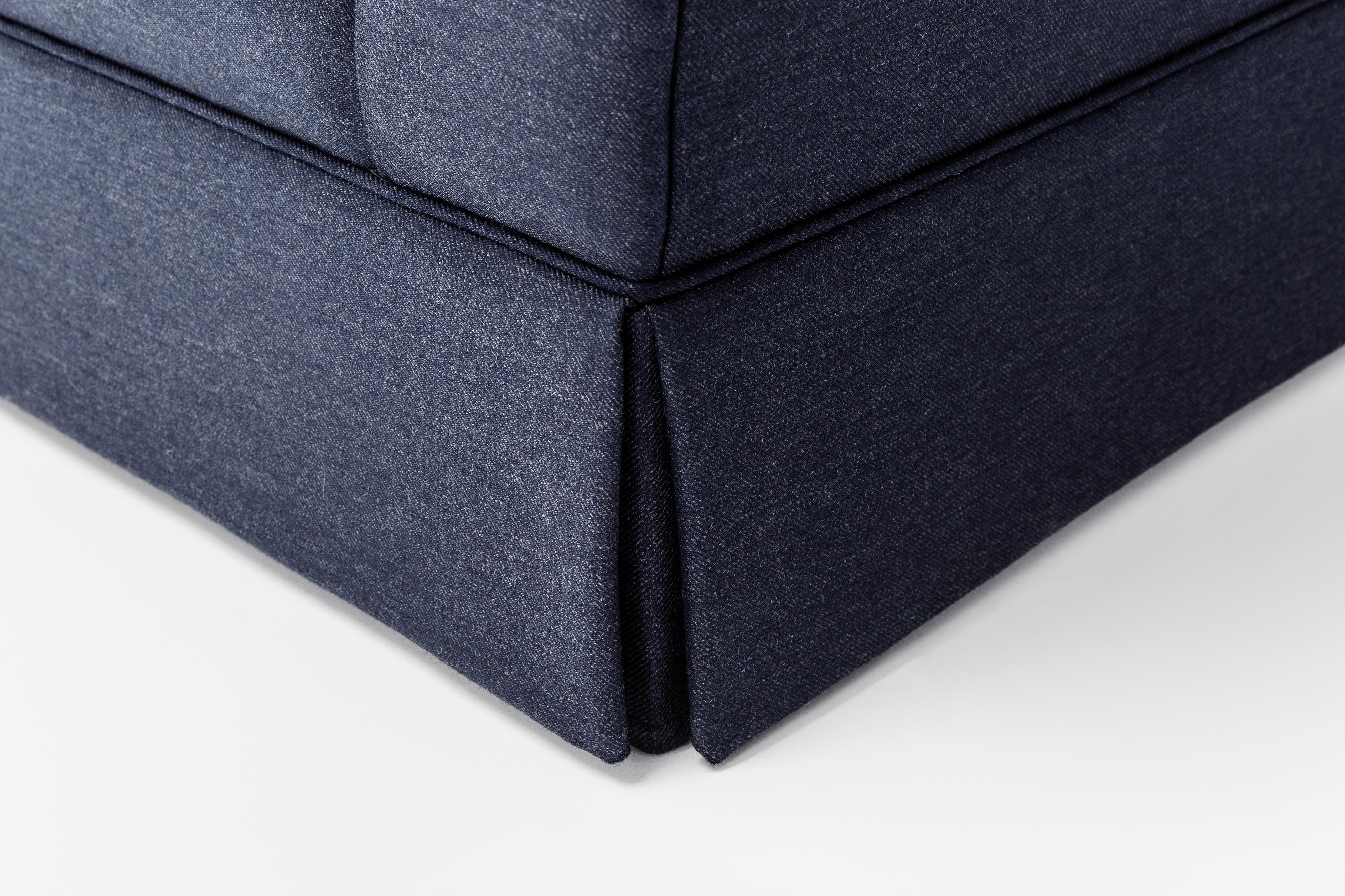 Luxuriöses L-förmiges Sofa, maßgeschneidert aus britischer Wolle und Denim in Blau mit Spiral Sprung (Moderne) im Angebot