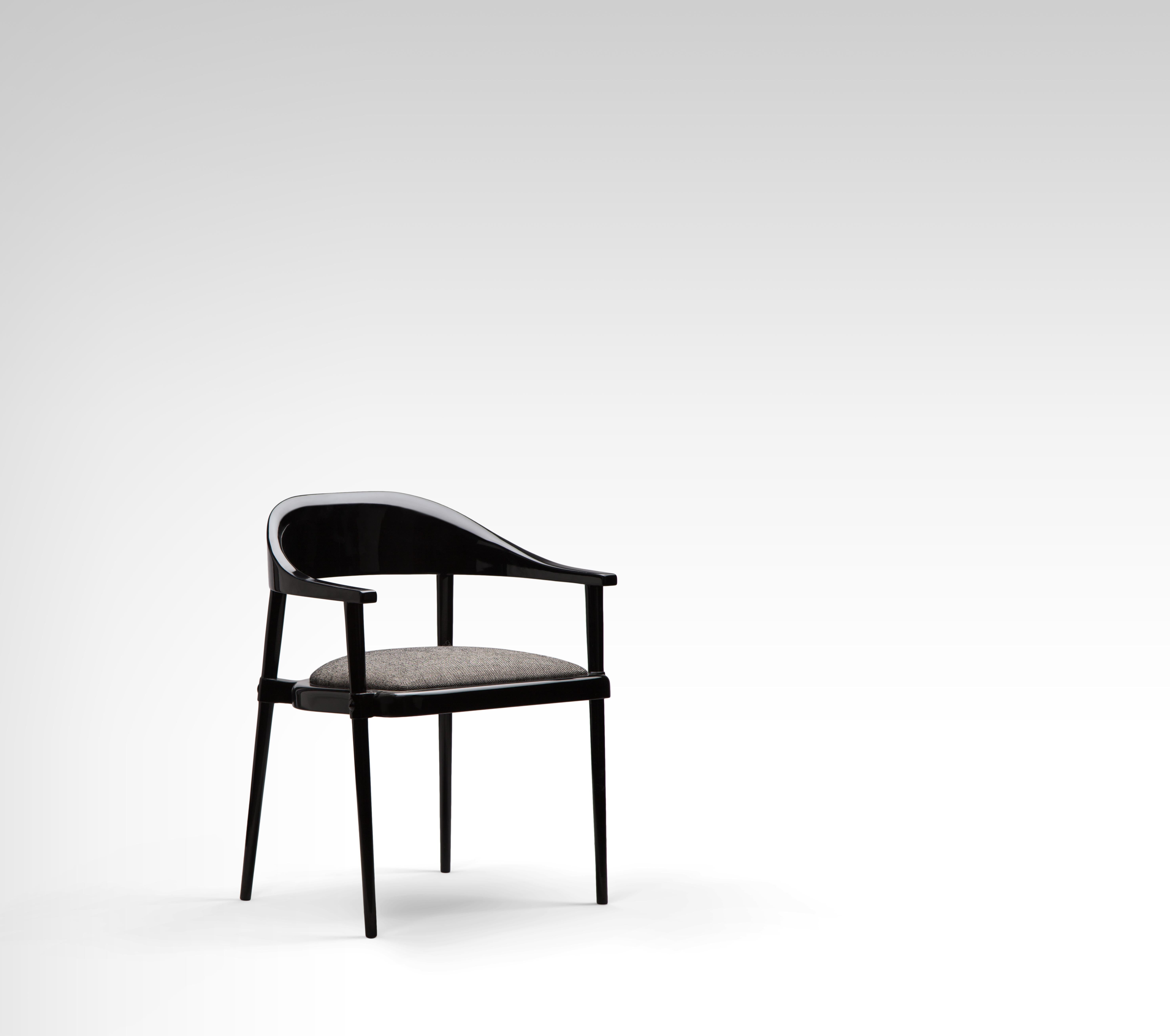 Luxuriöser, lackierter, eleganter schwarzer Esszimmer- und Sessel mit Polsterung. 
Unser Sleek Black Stuhl ist super bequem für ein angenehmes Essen und lange Gespräche danach! Sein geschwungenes, modernes Design sieht in glänzendem Schwarz