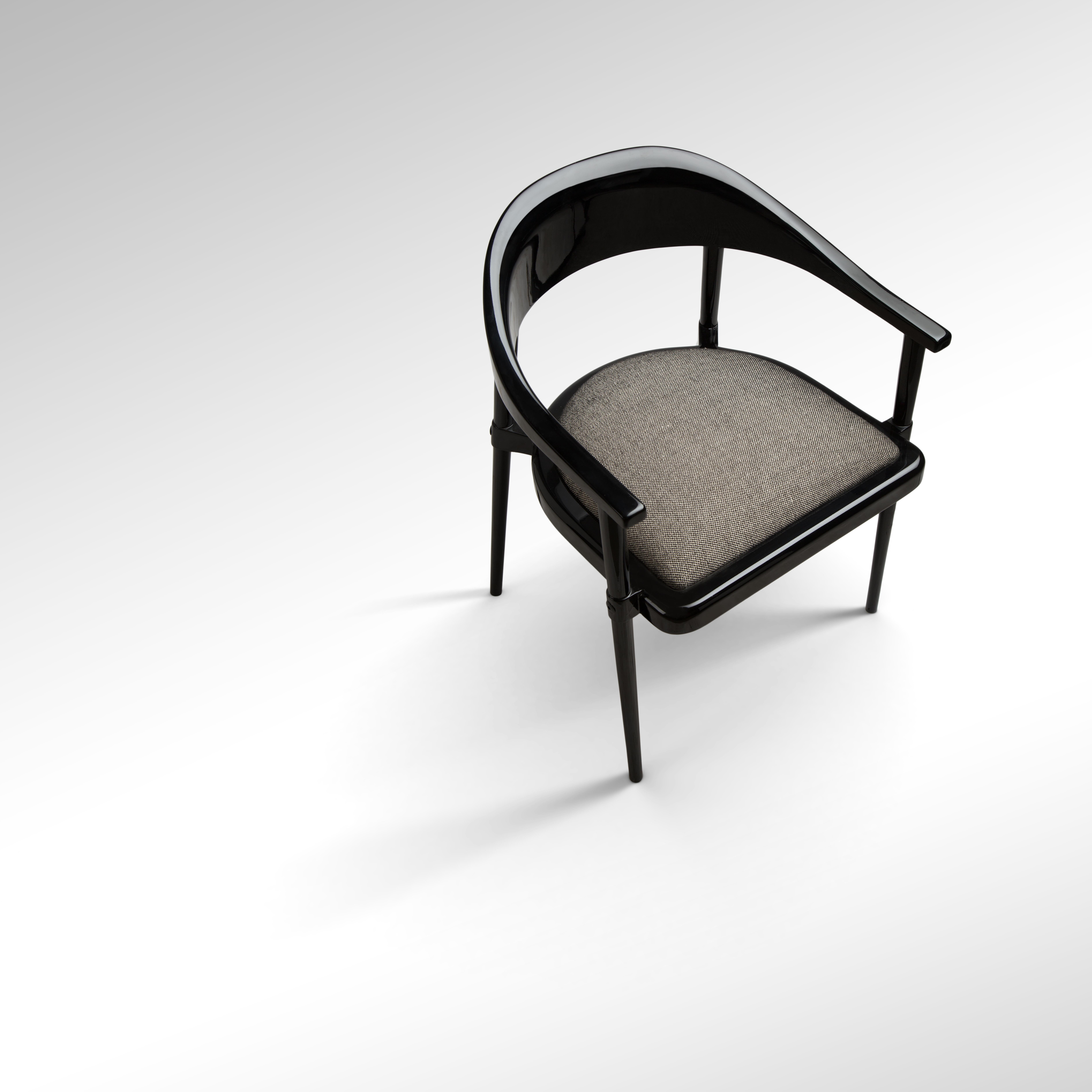 Esszimmer- und Sessel mit Polsterung, luxuriös lackiert, elegantes schwarzes Lack (Moderne) im Angebot