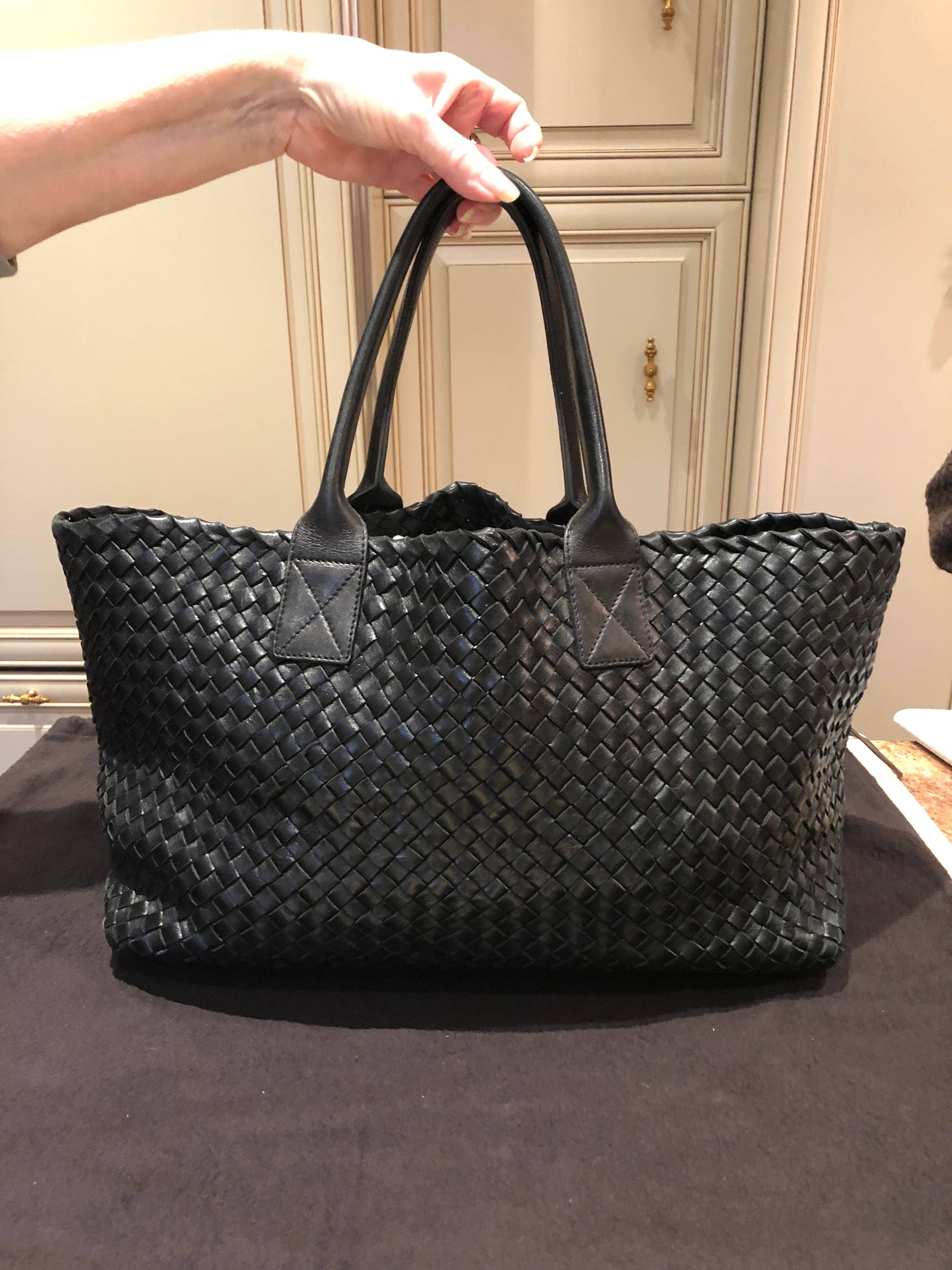 The Cabat is Bottega Veneta’s most iconic design—a deceptively simple seamless tote that’s finished as beautifully on the inside as it is on the outside. Designed to be both spacious and lightweight, this version is made entirely of soft nappa