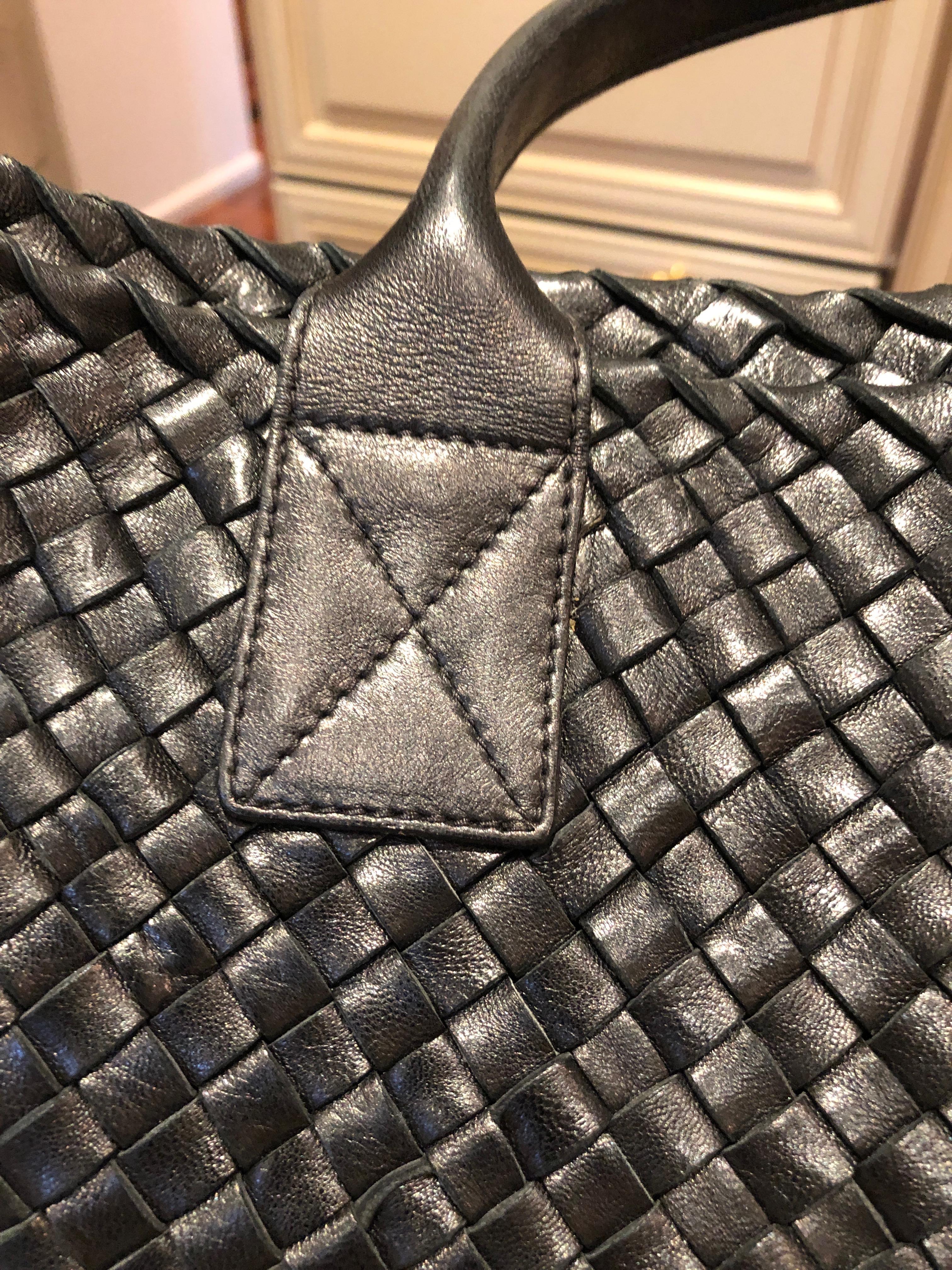 Luxurious Large Bottega Veneta Cabat Signature Leather Tote In Excellent Condition For Sale In Hopewell, NJ
