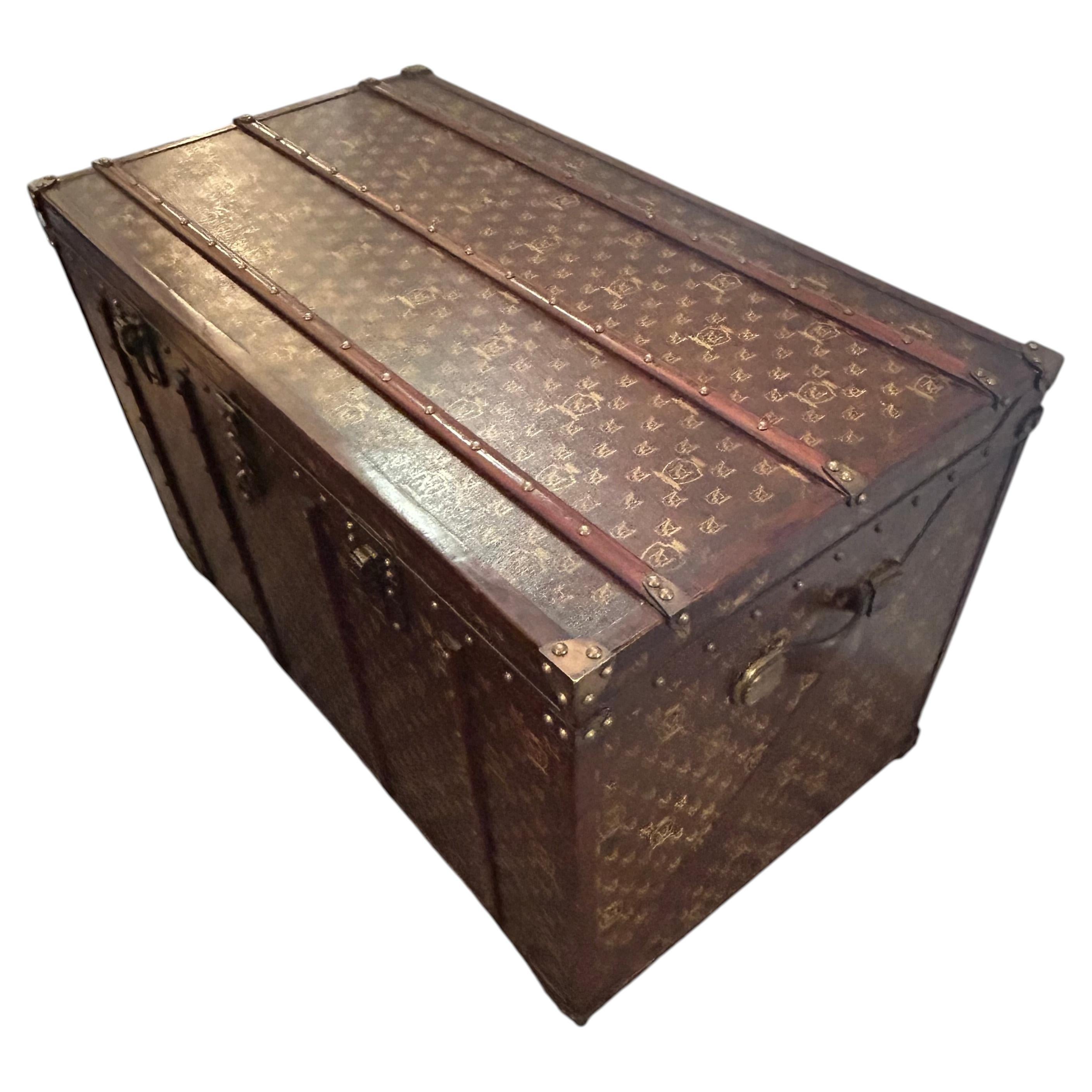 Luxueuse grande malle Maitland Smith recouverte de cuir avec supports en bois