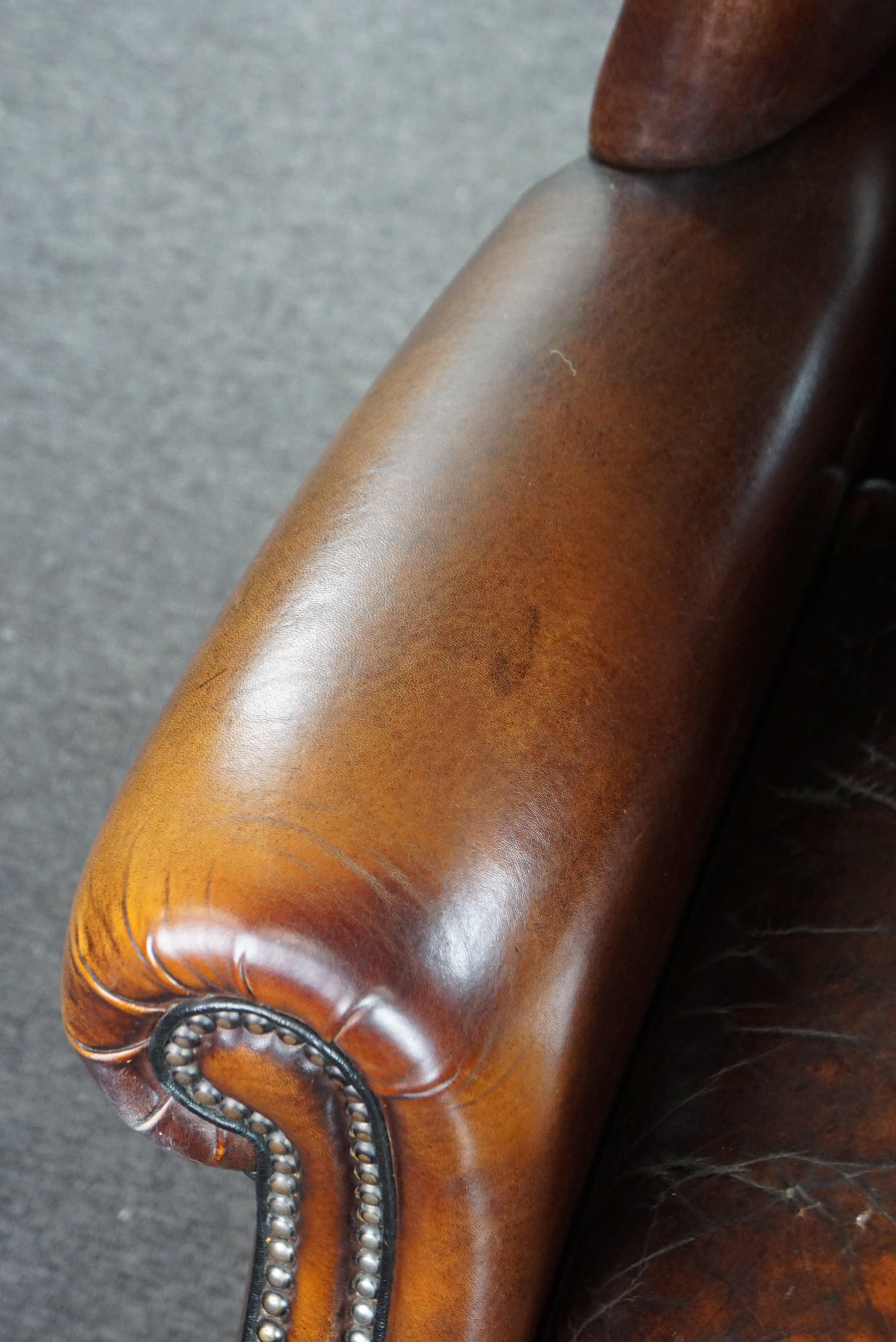 Luxueux fauteuil à oreilles en cuir de mouton de grande taille avec de belles couleurs et patines. en vente 1