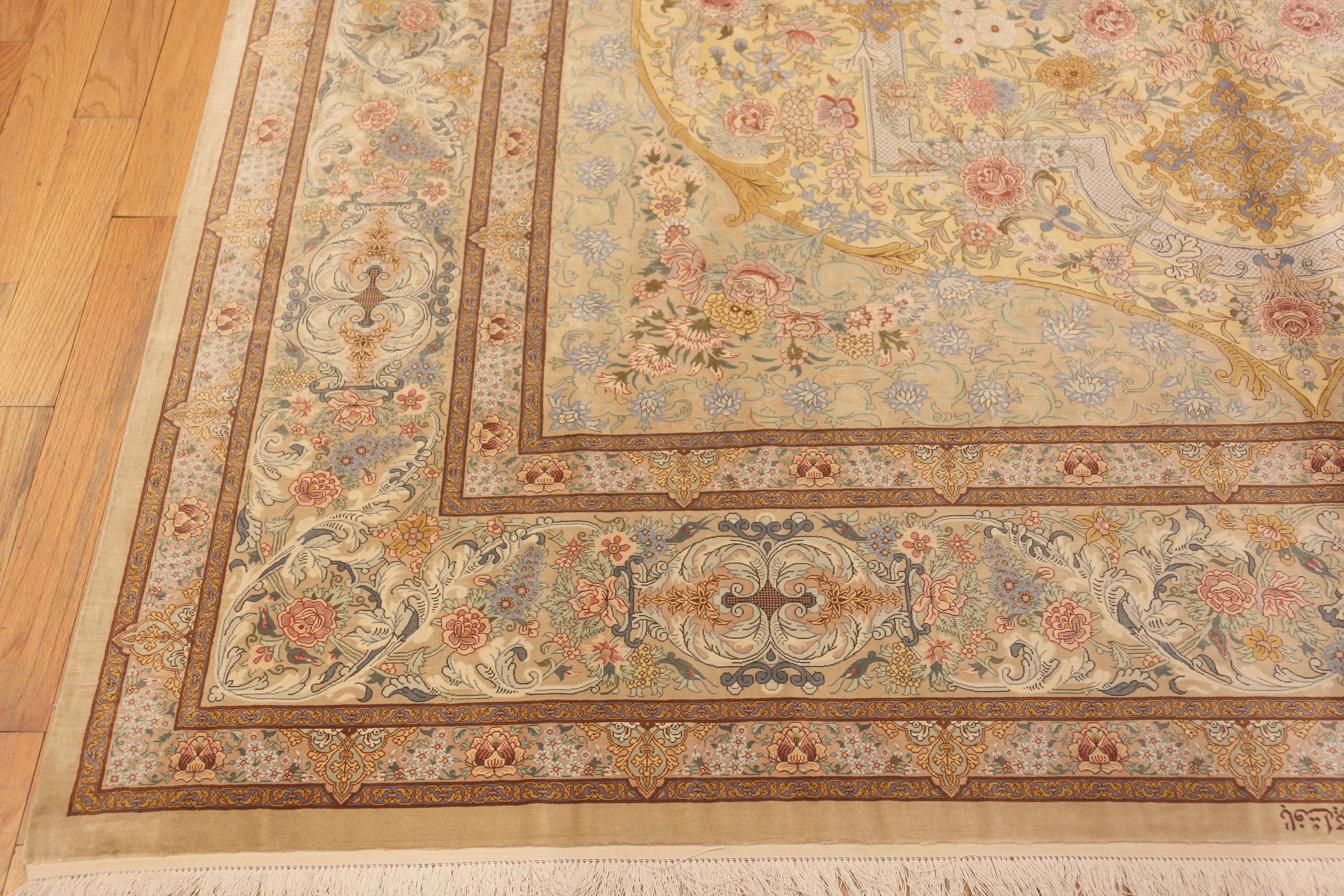 Luxuriöser hellgoldener persischer Qum-Teppich aus Seide in Zimmergröße 8'3