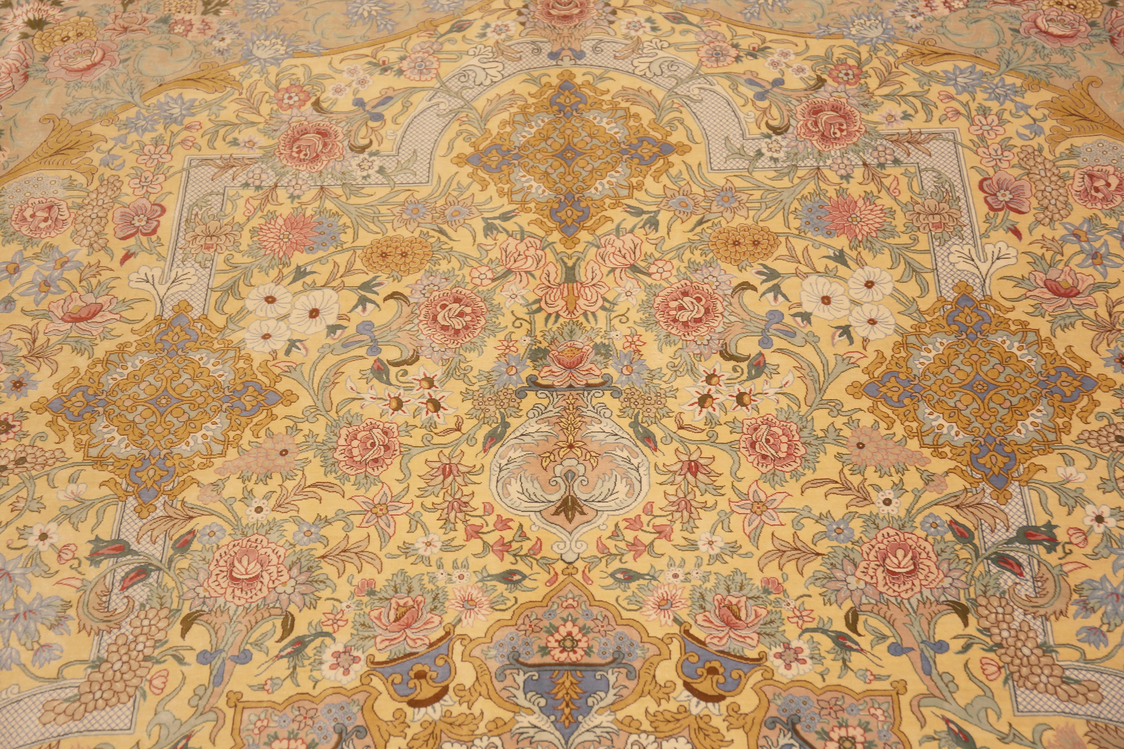 Luxuriöser hellgoldener persischer Qum-Teppich aus Seide in Zimmergröße 8'3