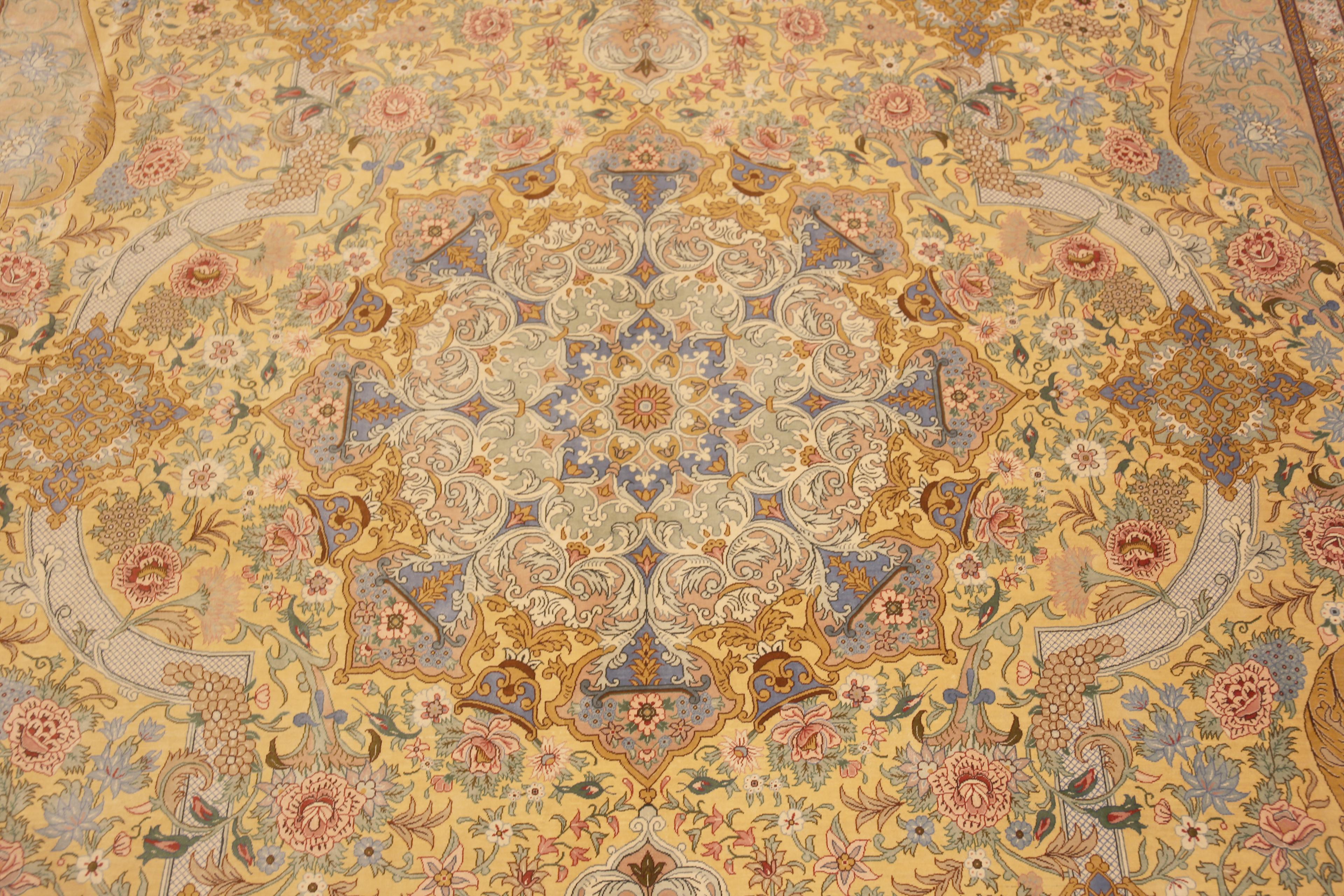 Luxuriöser hellgoldener persischer Qum-Teppich aus Seide in Zimmergröße 8'3
