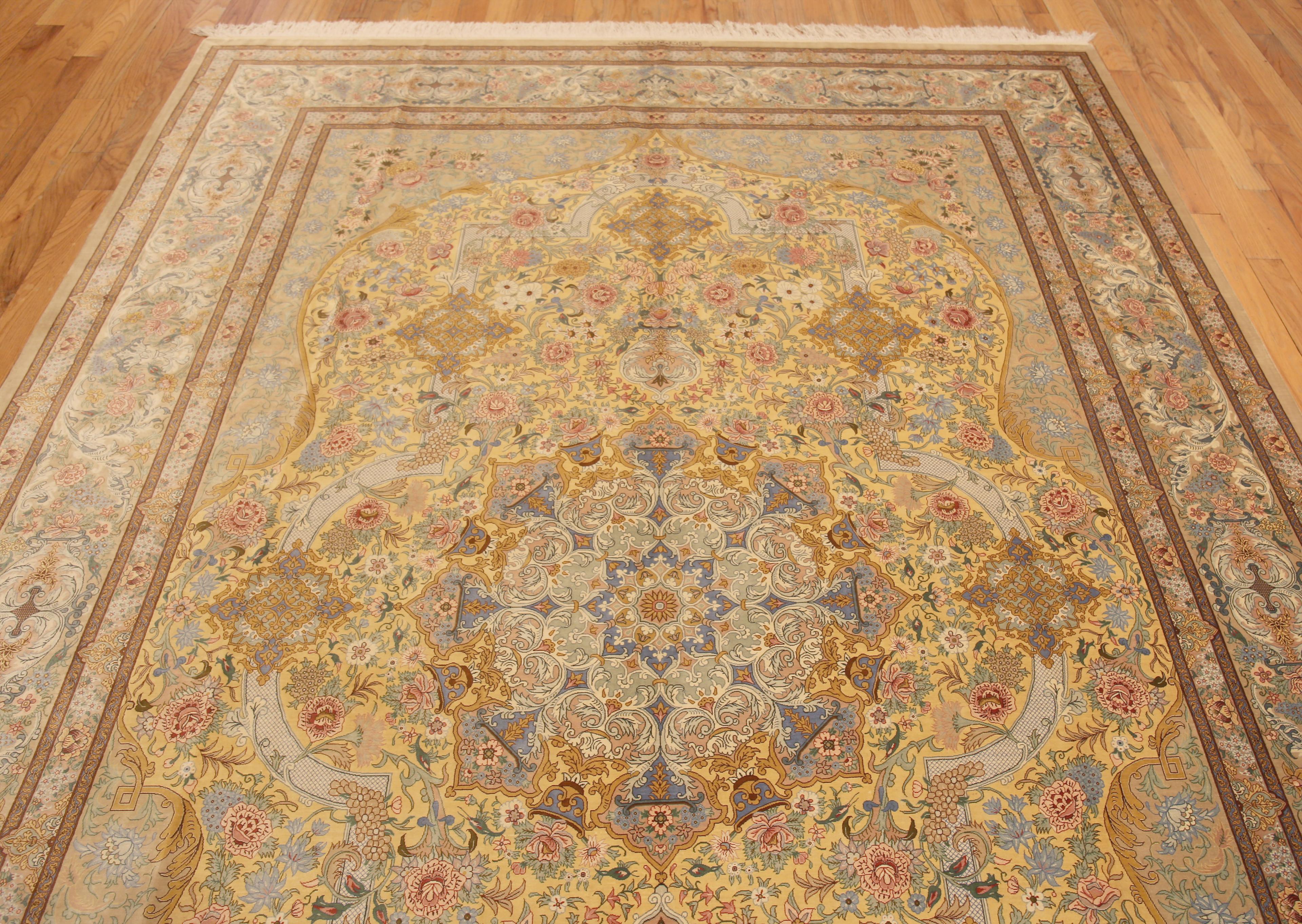 Luxuriöser hellgoldener persischer Qum-Teppich aus Seide in Zimmergröße 8'3