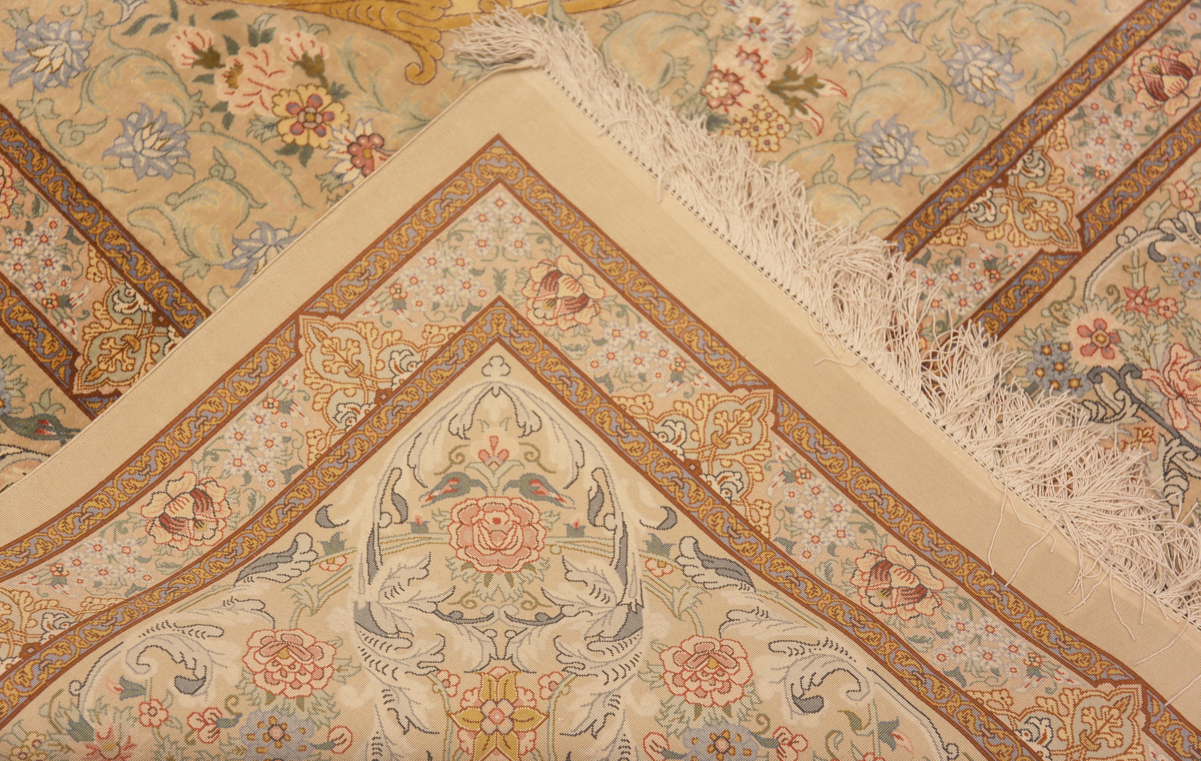 Luxuriöser hellgoldener persischer Qum-Teppich aus Seide in Zimmergröße 8'3