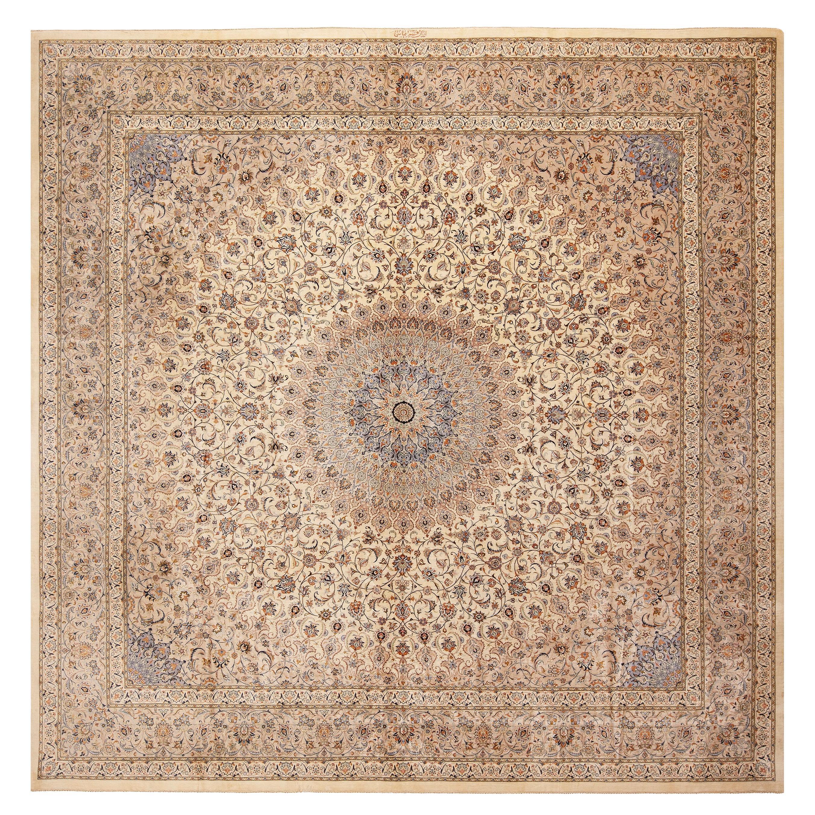 Luxuriöser hell elfenbeinfarbener, geblümter persischer Gonbad Quadratischer Qum-Teppich aus Seide 9'10" x 9'10"