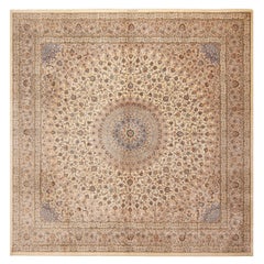 Luxueux tapis persan Gonbad carré en soie ivoire clair à fleurs 9'10" x 9'10"
