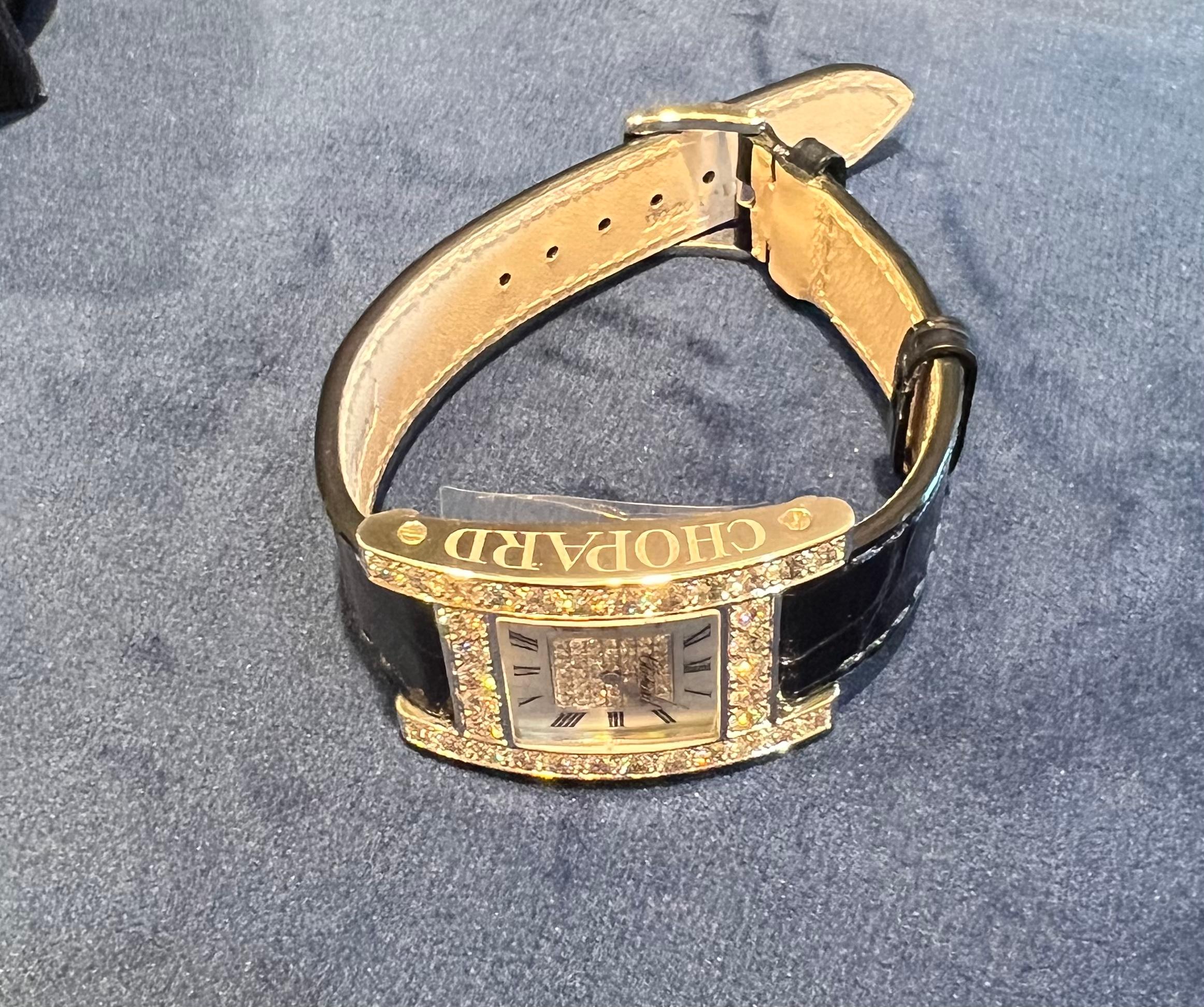 Taille ronde Luxueuse montre Chopard neuve en or 18 carats avec cadran et lunette en diamants, pour femmes  en vente