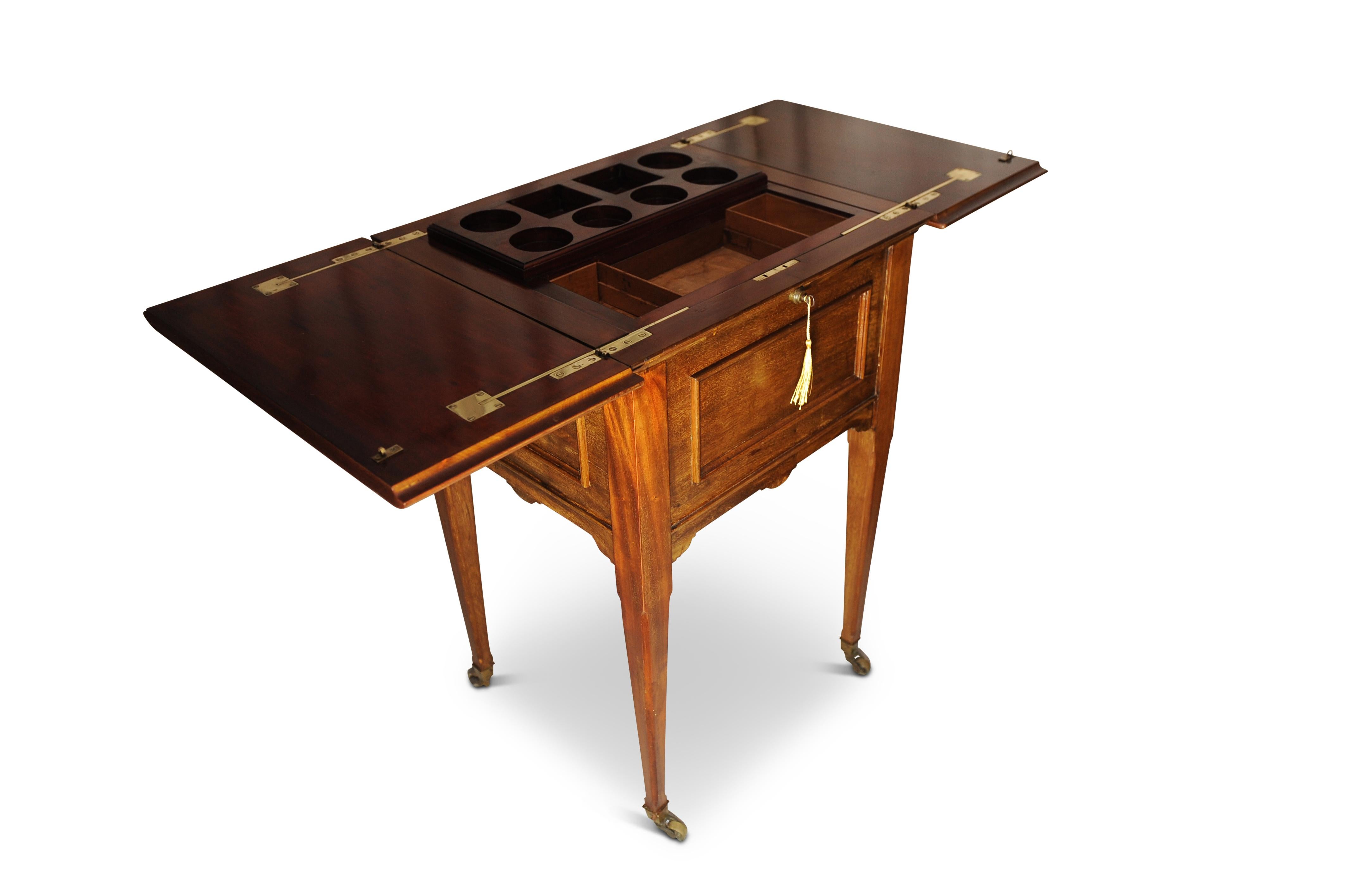 Luxurious London Made 1920s Pop Up Dry Bar Drinks Cabinet With Decanters In Good Condition In Reading, Berkshire
