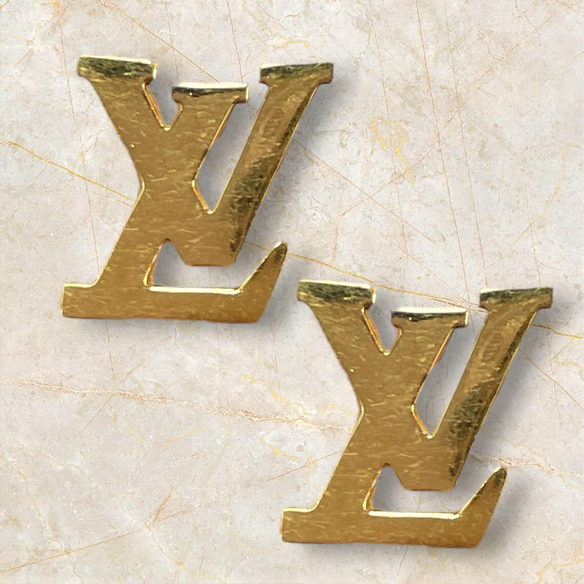 Eleva il tuo ensemble formale con questi raffinati gemelli in oro Louis Vuitton, caratterizzati dall'iconico Monogram 