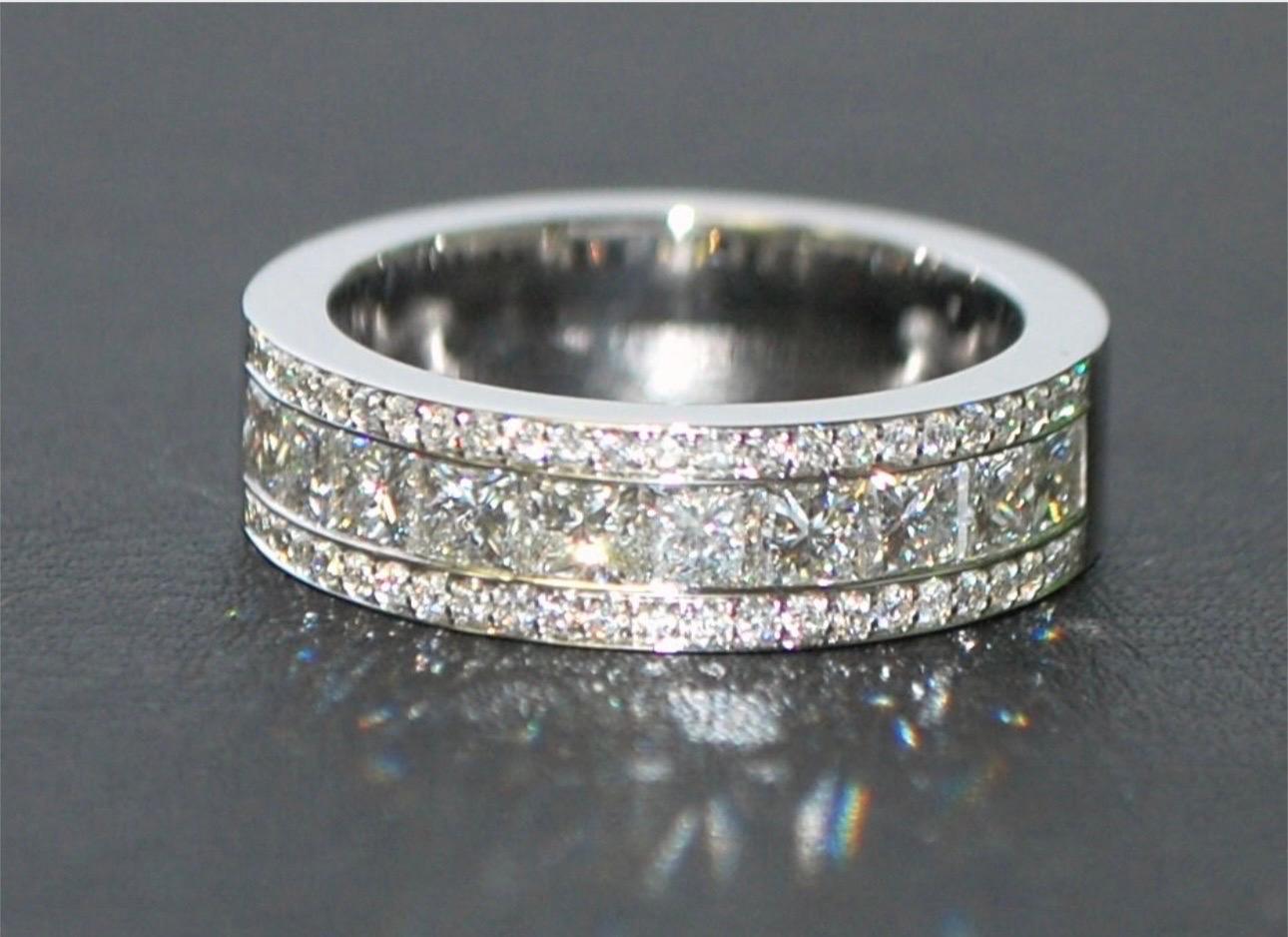 Luxueuse bague en diamant composée de diamants de pureté VS de couleur F totalisant 3 carats en platine, la bague est bien fabriquée en utilisant les ingrédients les plus fins. Il est accompagné d'un certificat d'authenticité et d'une boîte