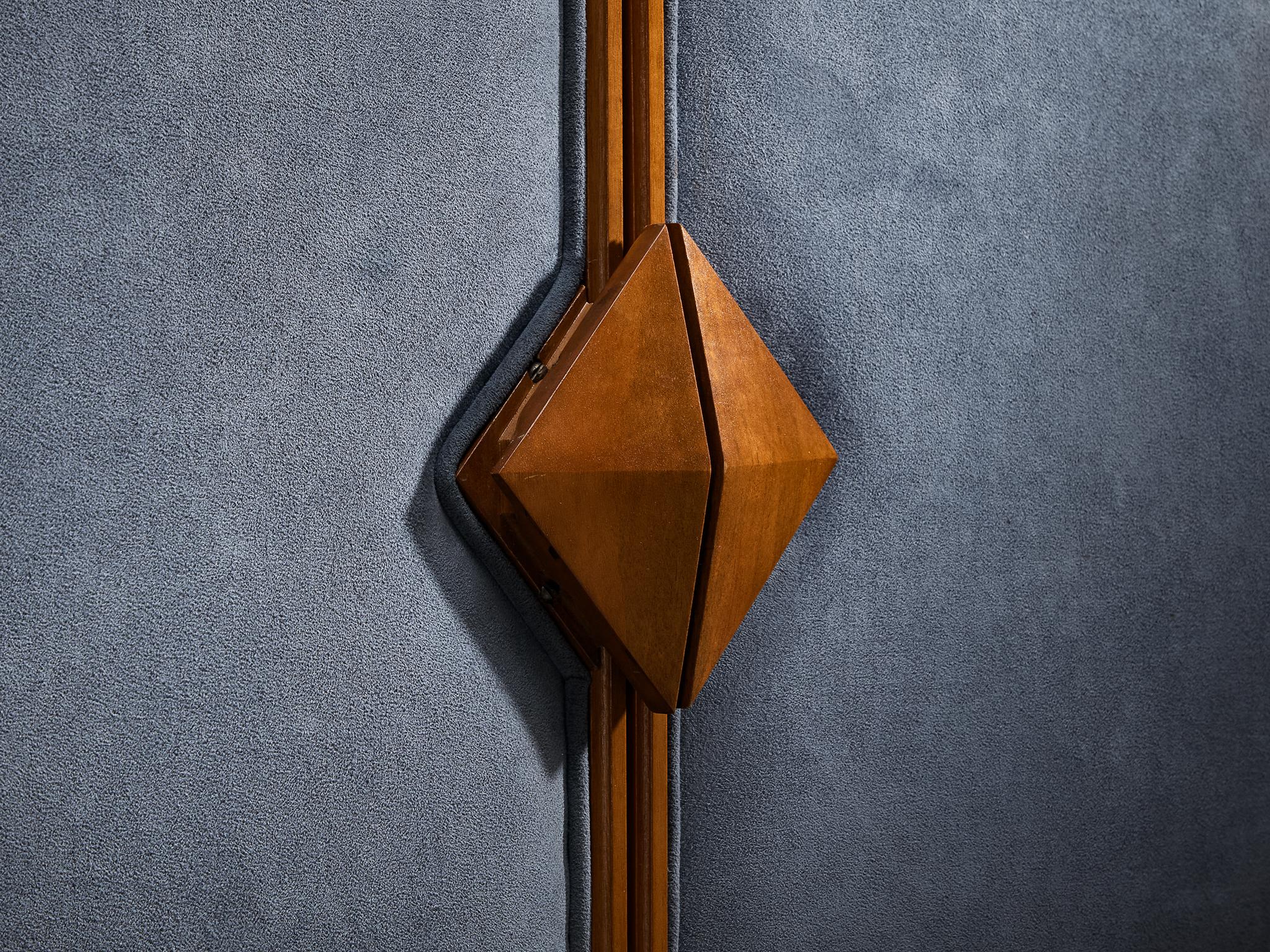 Lussuosa credenza in noce italiana di metà secolo con ante in tessuto blu in vendita 3