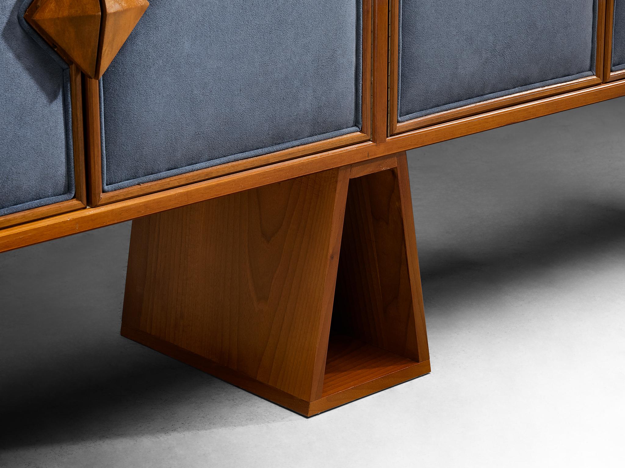 Lussuosa credenza in noce italiana di metà secolo con ante in tessuto blu in vendita 4
