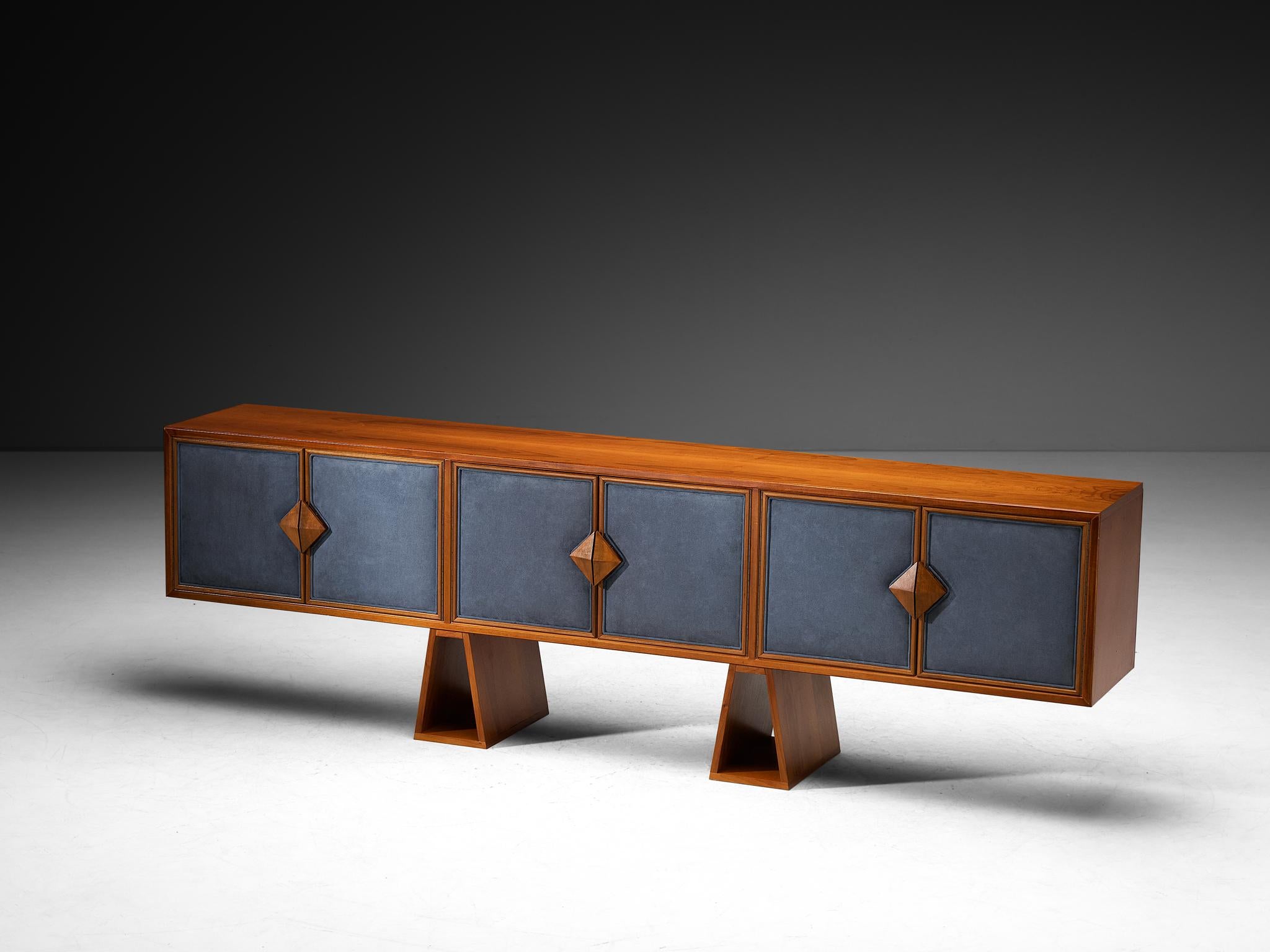 Credenza, noce, tessuto, Italia, anni '50

Questa credenza glamour italiana degli anni '50 mostra la raffinata armonia del design di metà secolo. Fabrice in caldo noce, le linee pulite sono abbinate a quattro ante rivestite in tessuto di colore blu
