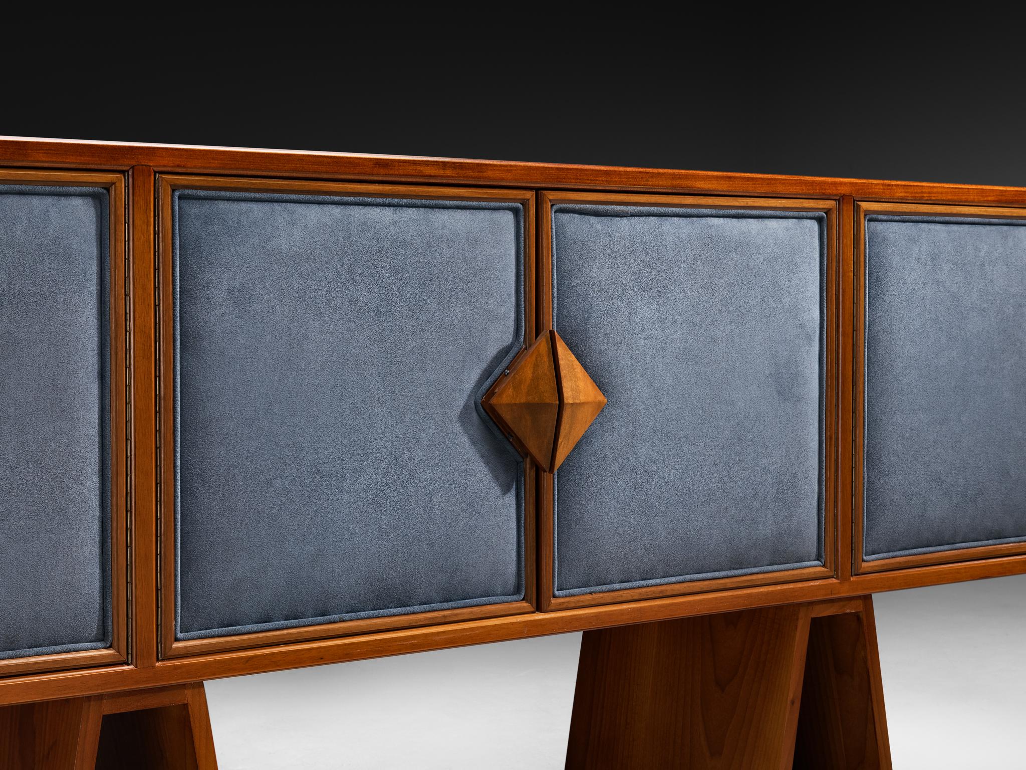 Mid-Century moderno Lussuosa credenza in noce italiana di metà secolo con ante in tessuto blu in vendita
