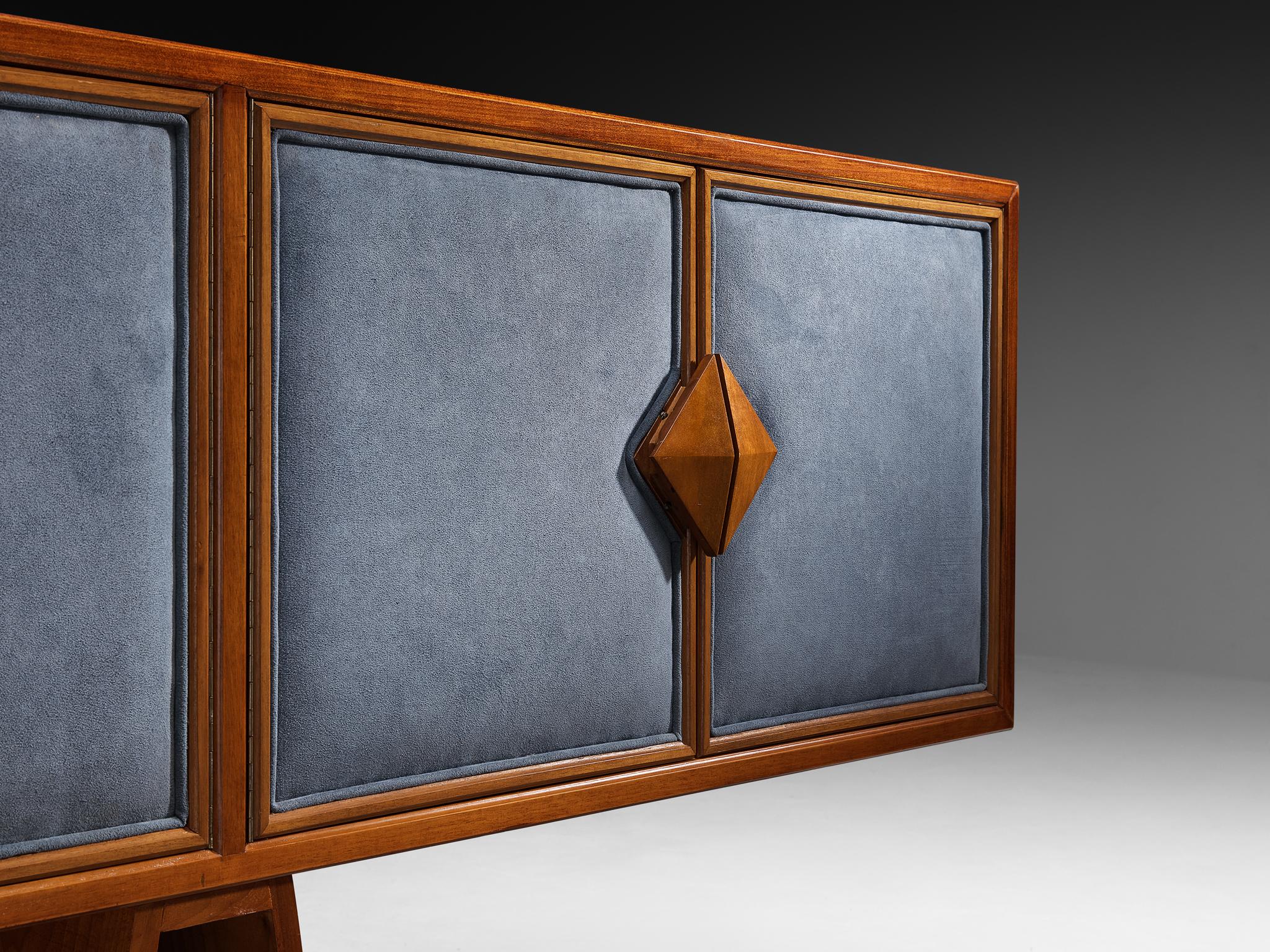 Lussuosa credenza in noce italiana di metà secolo con ante in tessuto blu In condizioni buone in vendita a Waalwijk, NL