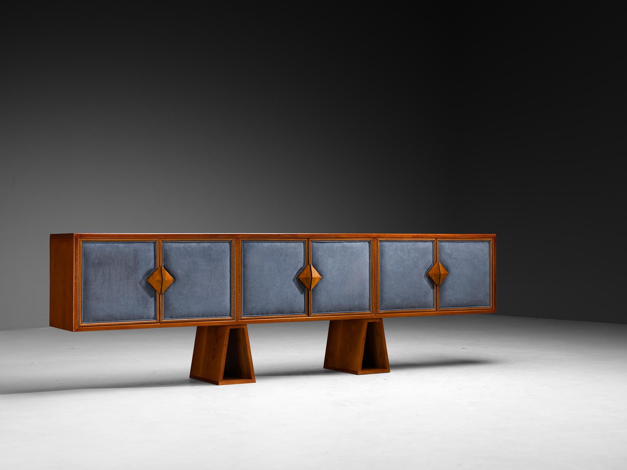 Tessuto Lussuosa credenza in noce italiana di metà secolo con ante in tessuto blu in vendita