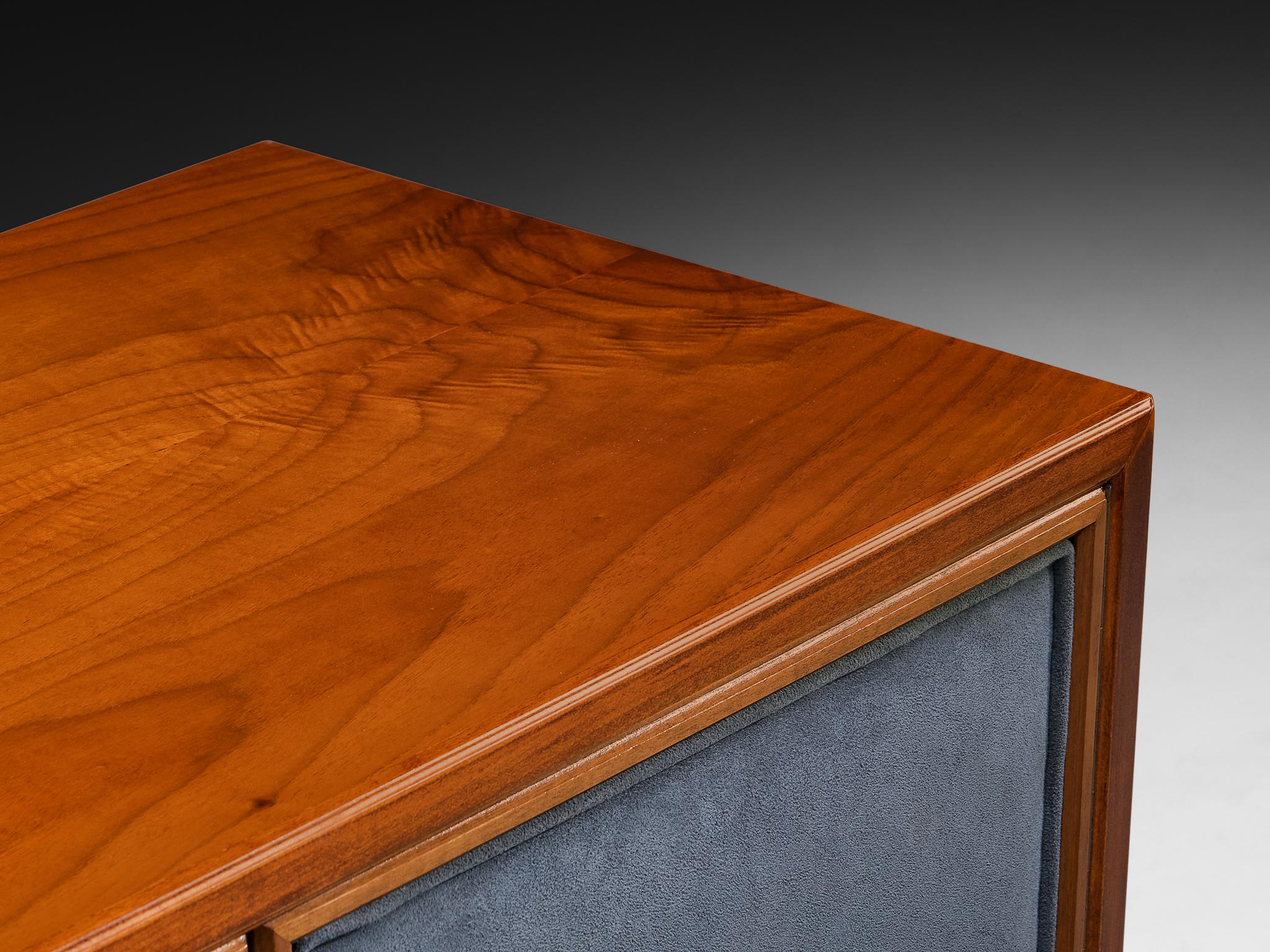 Lussuosa credenza in noce italiana di metà secolo con ante in tessuto blu in vendita 1