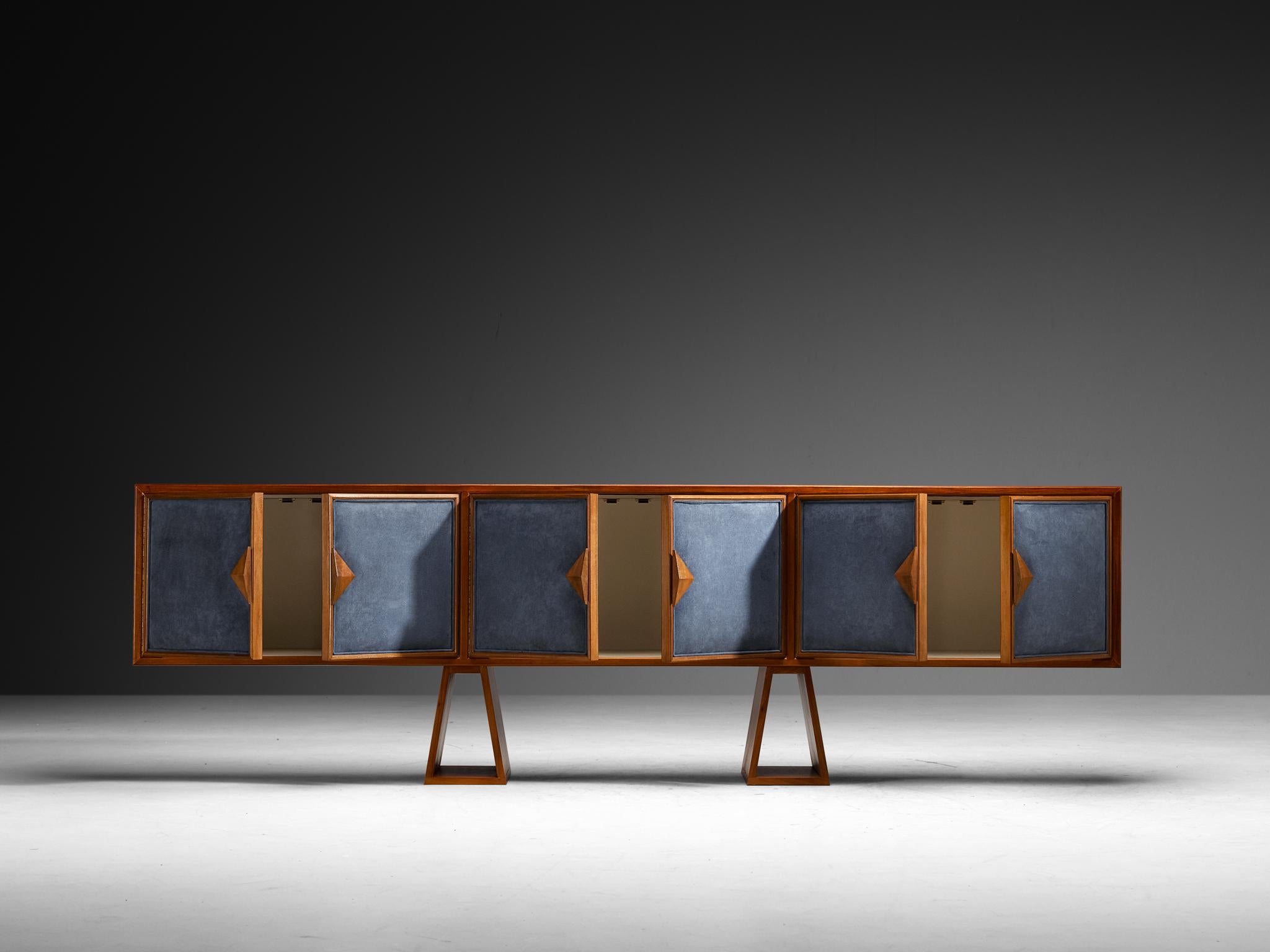 Lussuosa credenza in noce italiana di metà secolo con ante in tessuto blu in vendita 2