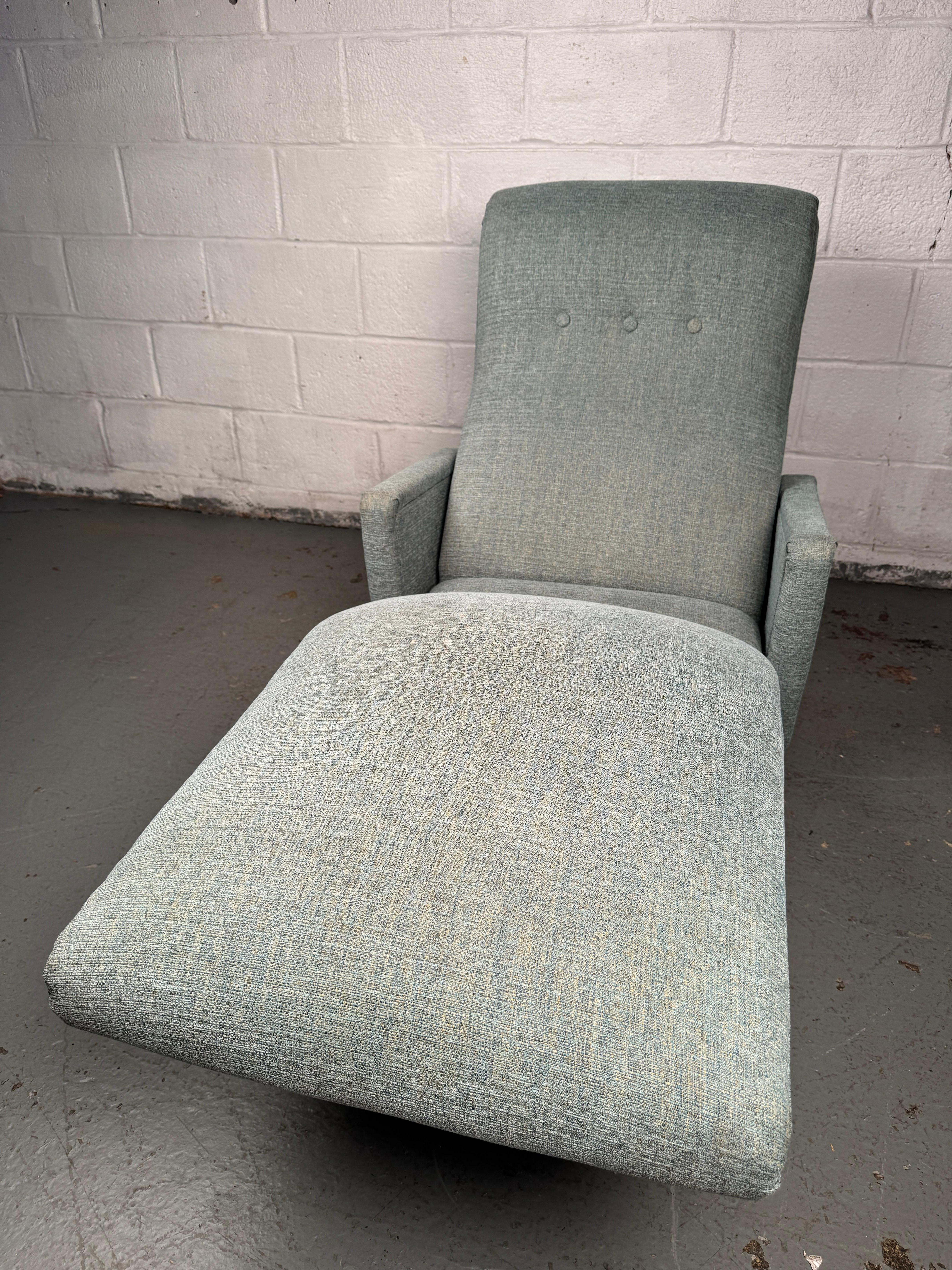 Luxuriöser Mid-Century Modern Lounge Chair im Angebot 4