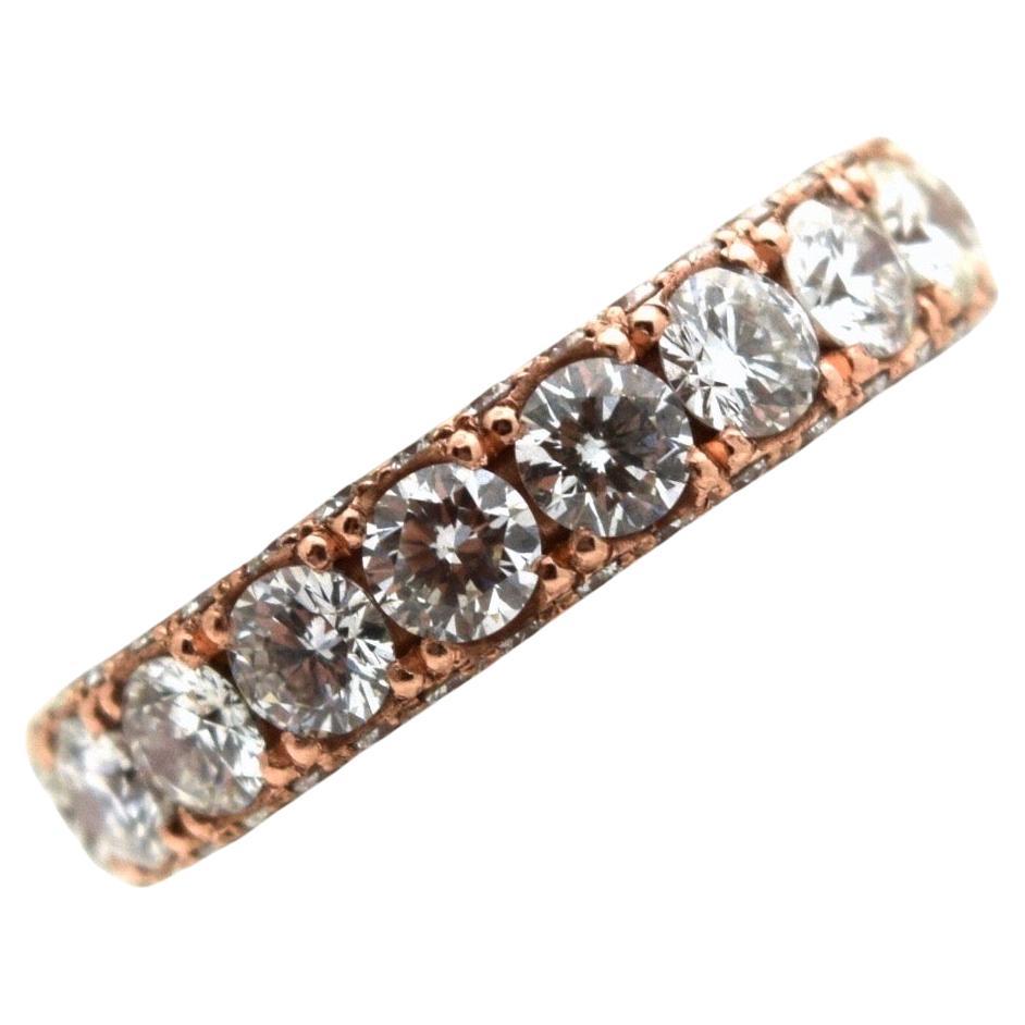 ¡Anillo de diamantes con carácter! Moissanitas centrales acompañadas de diamantes naturales en la parte superior e inferior del anillo estilo eternidad realizado con diamantes de claaridad VS, color F. El anillo es de la talla 7 y se puede cambiar